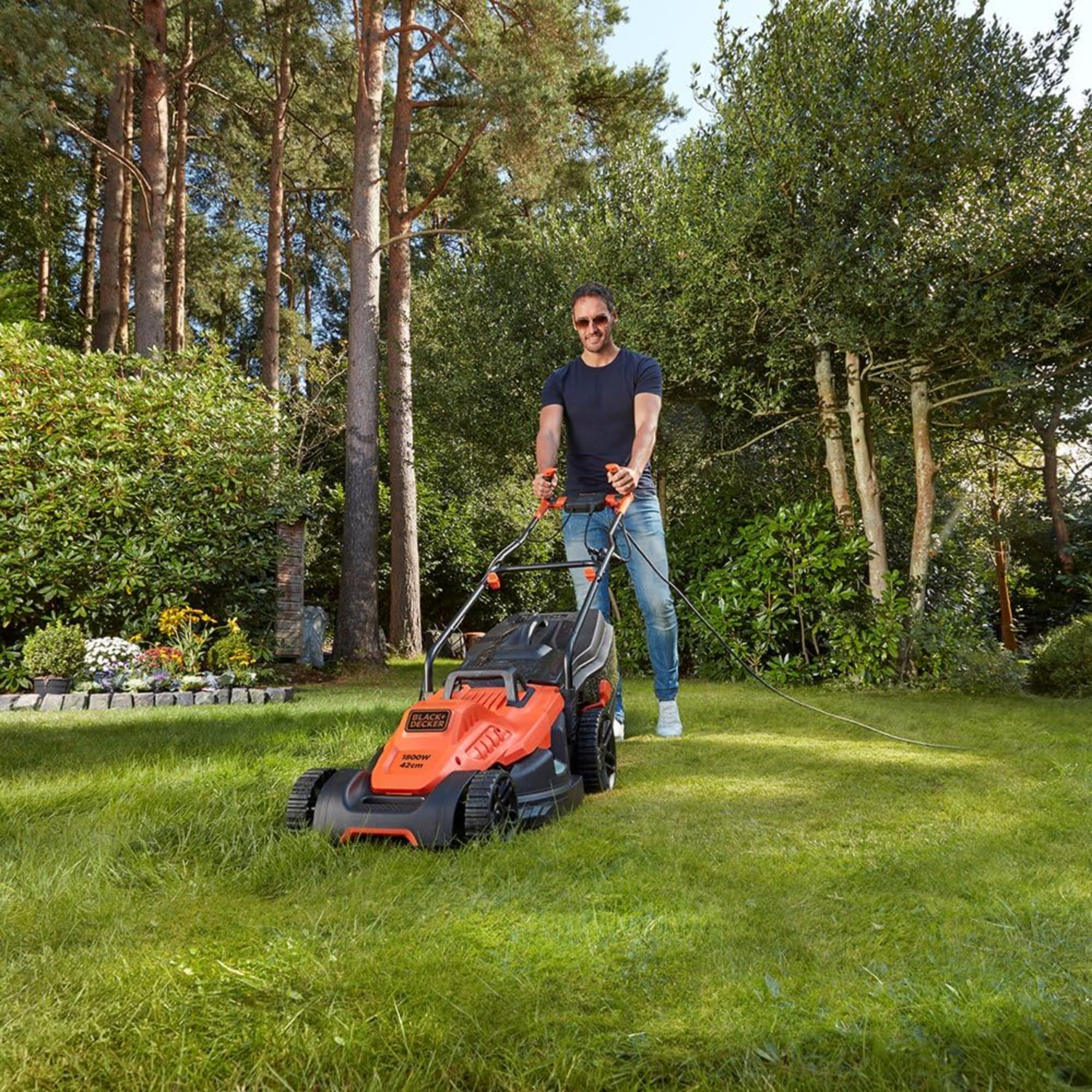 Black+Decker Elektro-Rasenmäher mit Fahrradlenker-Griff (1.800W, 42cm Schnittbreite, 6-Fach Höhenverstellung, 50l Grasfangbehälter, ideal für große Gärten) BEMW481BH