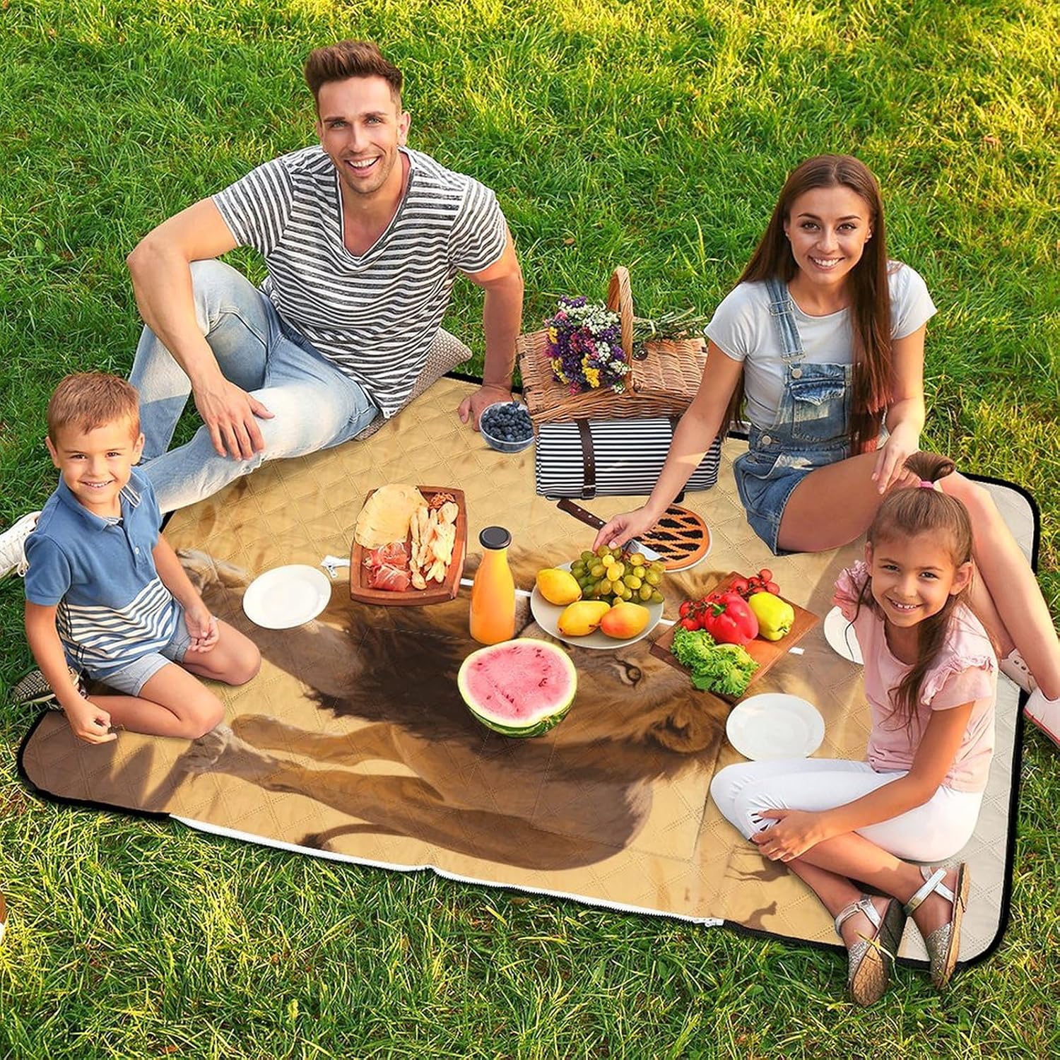 Majestic Lion Picnic Blanket 150x100cm, Foldable 2-in-1 Picnic Mat and Tote Bag Portable Waterproof Beach Mat Sandproof Outdoor Blanket for Park, Hiking, Beach, Camping, Travel