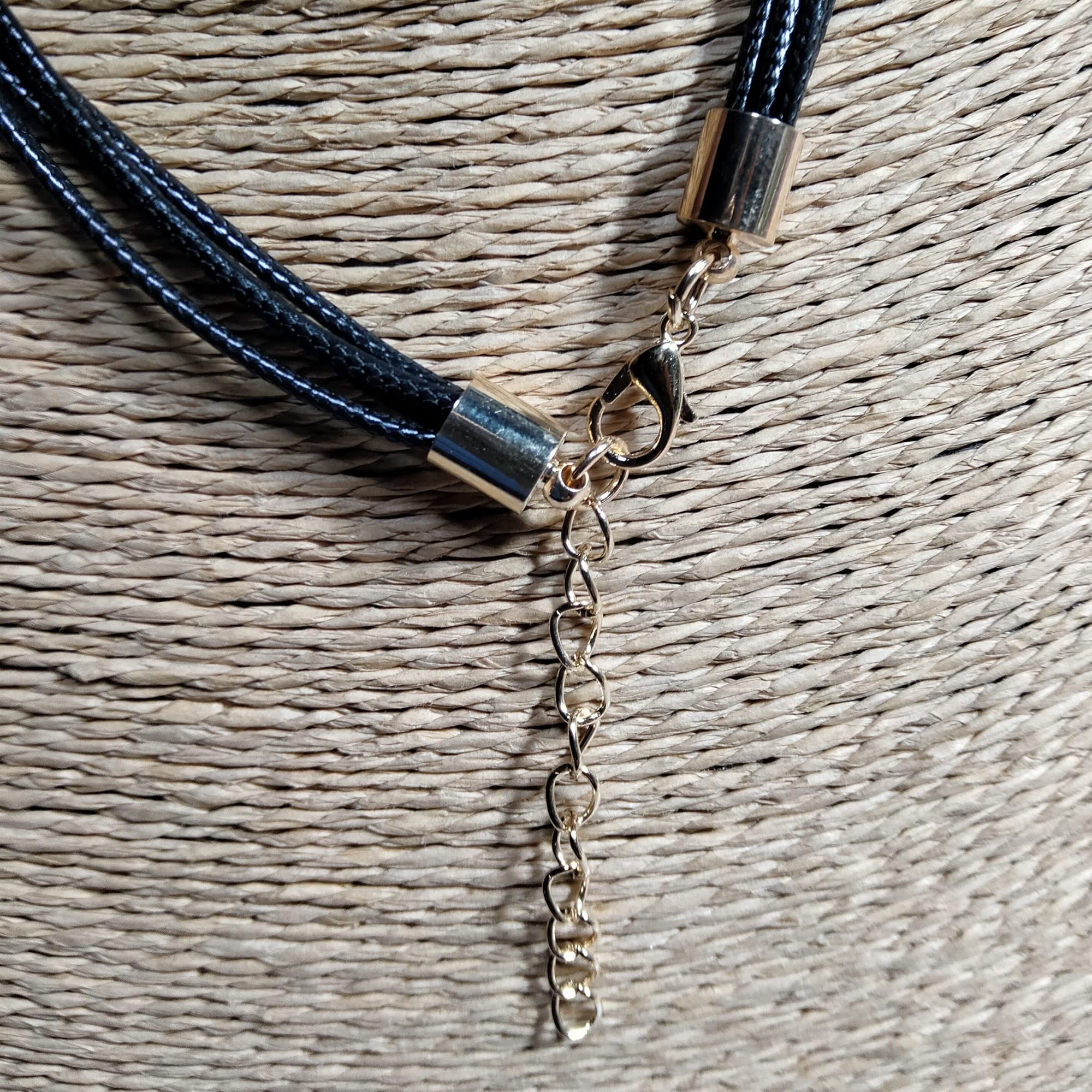 Collier de style bohème pour femme avec motif feuilles et plumes. Bijoux. Colliers de déclaration | Pendentif ethnique fabriqué à la main en Espagne. Cadeau Original (CUIR NOIR)