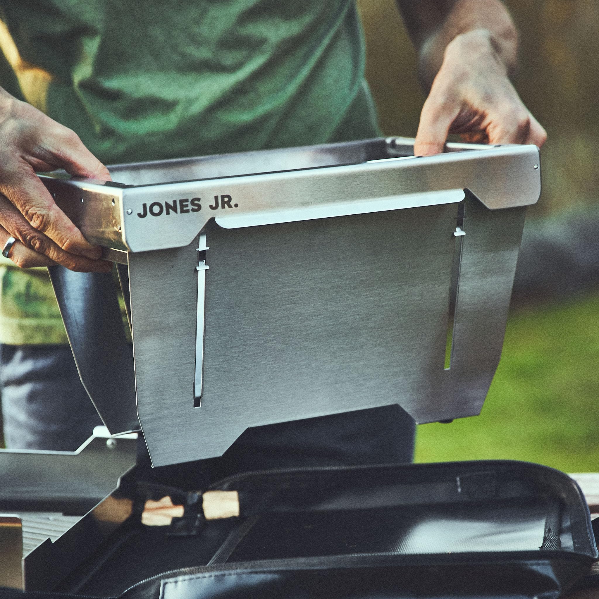 Griglia da campeggio 1-bruciatore BURNHARD® 3,2 kW, 500°C acciaio inox, sistema FitnFire™, ultracompatto, borsa da trasporto, tappetino per griglia – JONES Jr.