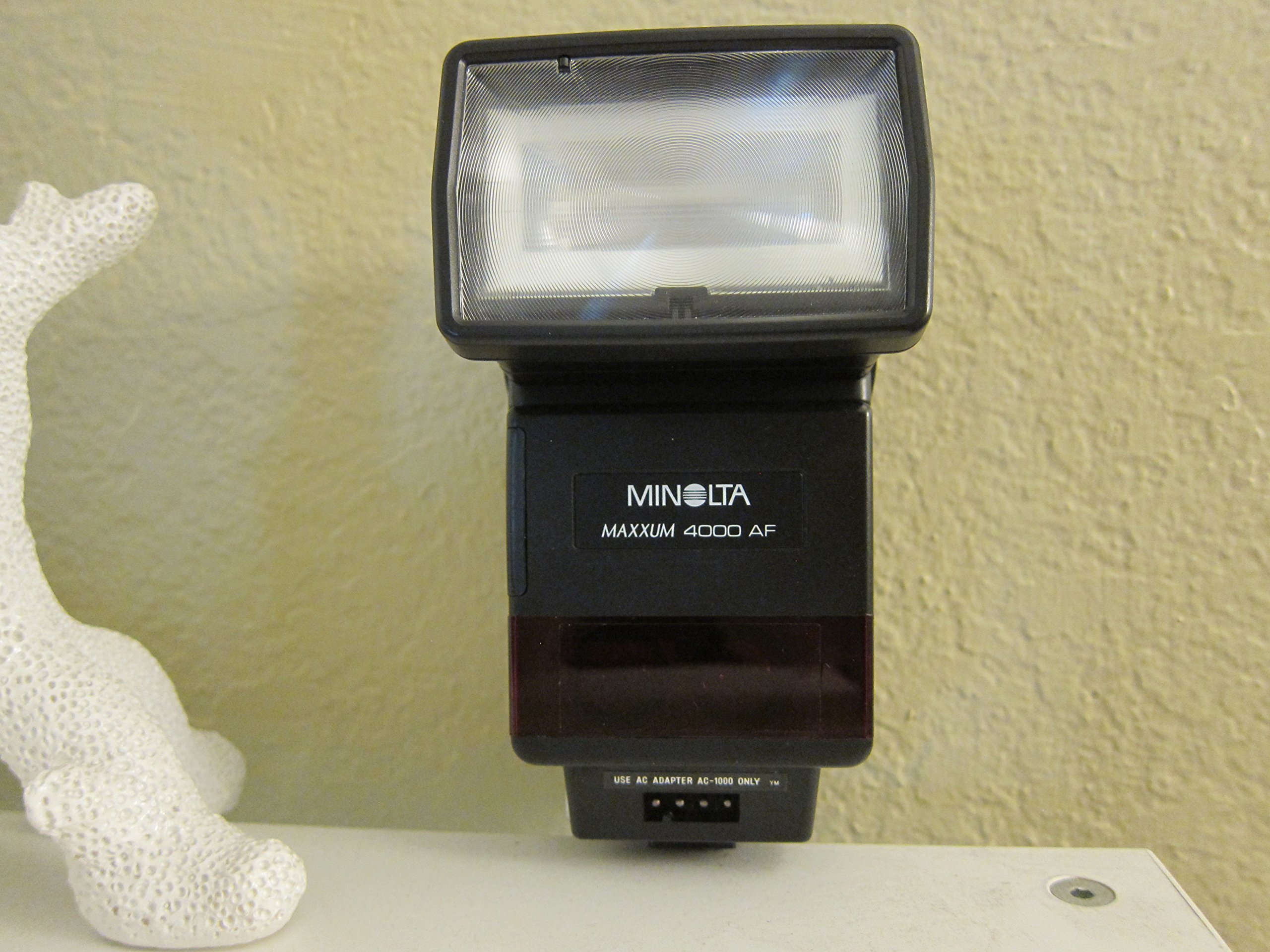 Minolta 4000AF Flash mounted on a surface