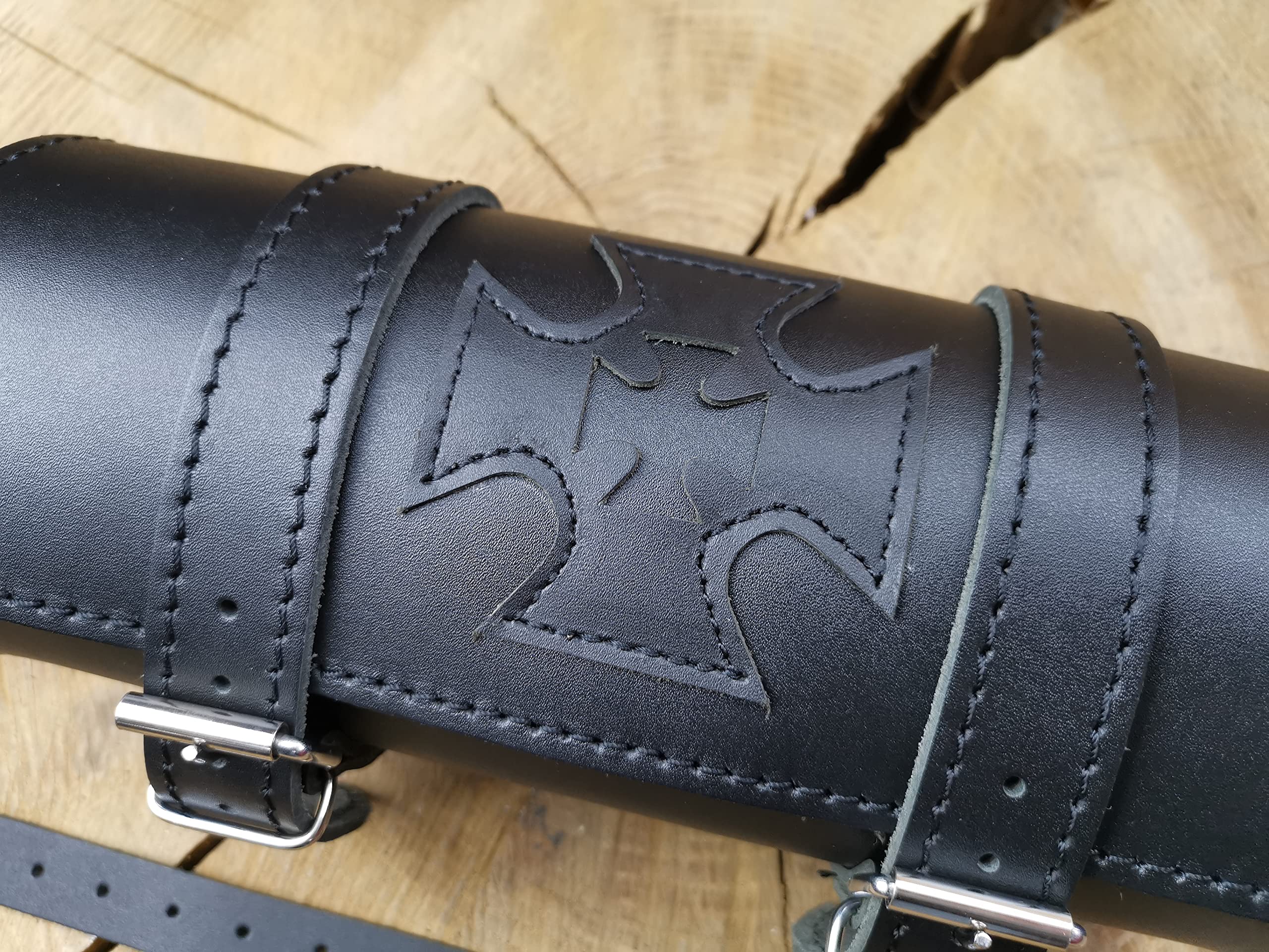 Gepäckrolle Tool Malteser Kreuz kompatibel mit Harley Davidson Softail Streetbob Cruiser Dyna Sportster Shovelhead Werkzeugrolle universell