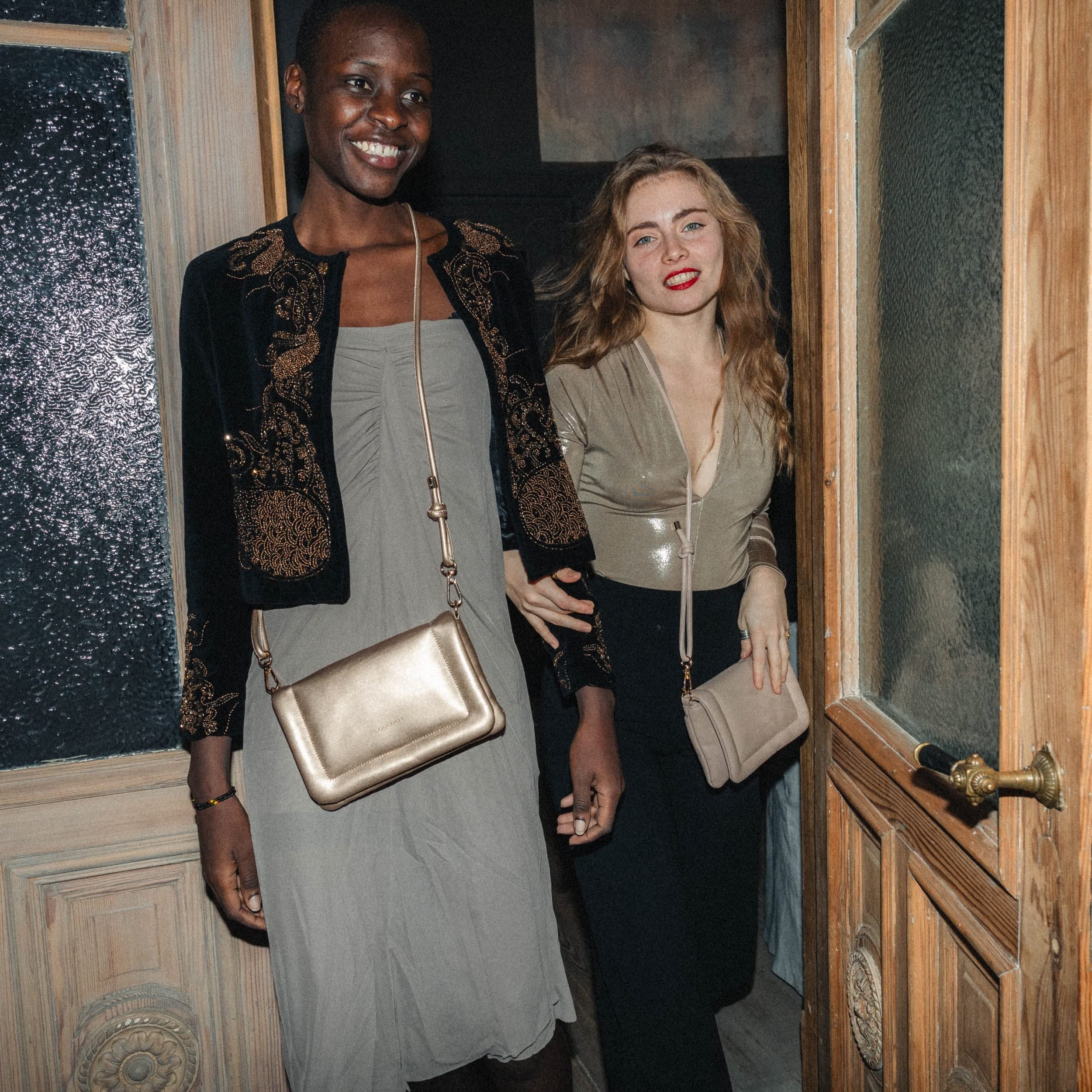 Expatrié Handtasche Damen Klein Gold - Zoe Small - Clutch Tasche aus Veganem Leder - Elegante Kleine Umhängetasche für Hochzeit Ausgehen & Party