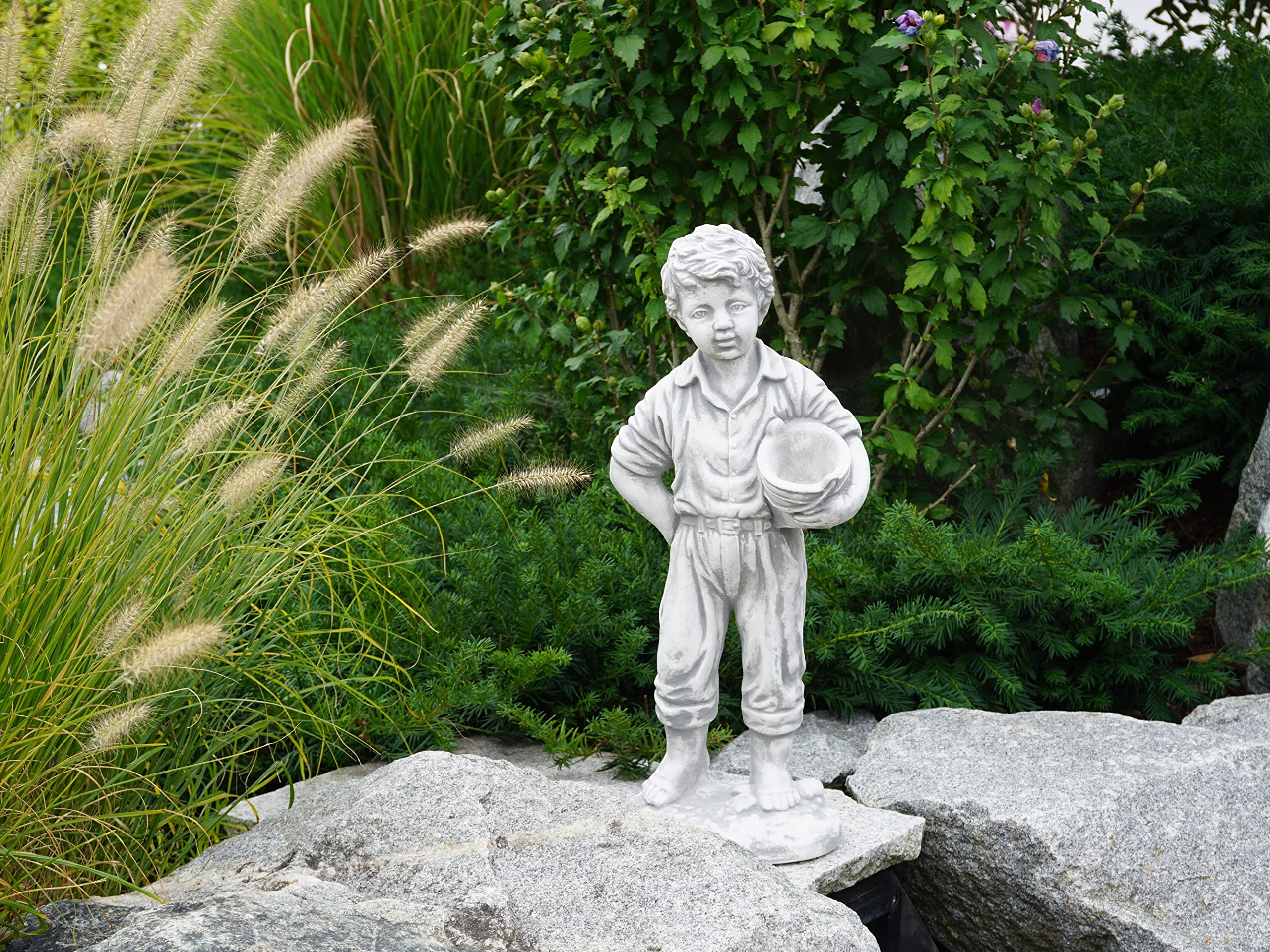 gartendekoparadies.de Masywna kamienna figurka, statuetka chłopca z donicą na rośliny, dekoracja ogrodowa z odlewu kamiennego, odporna na mróz