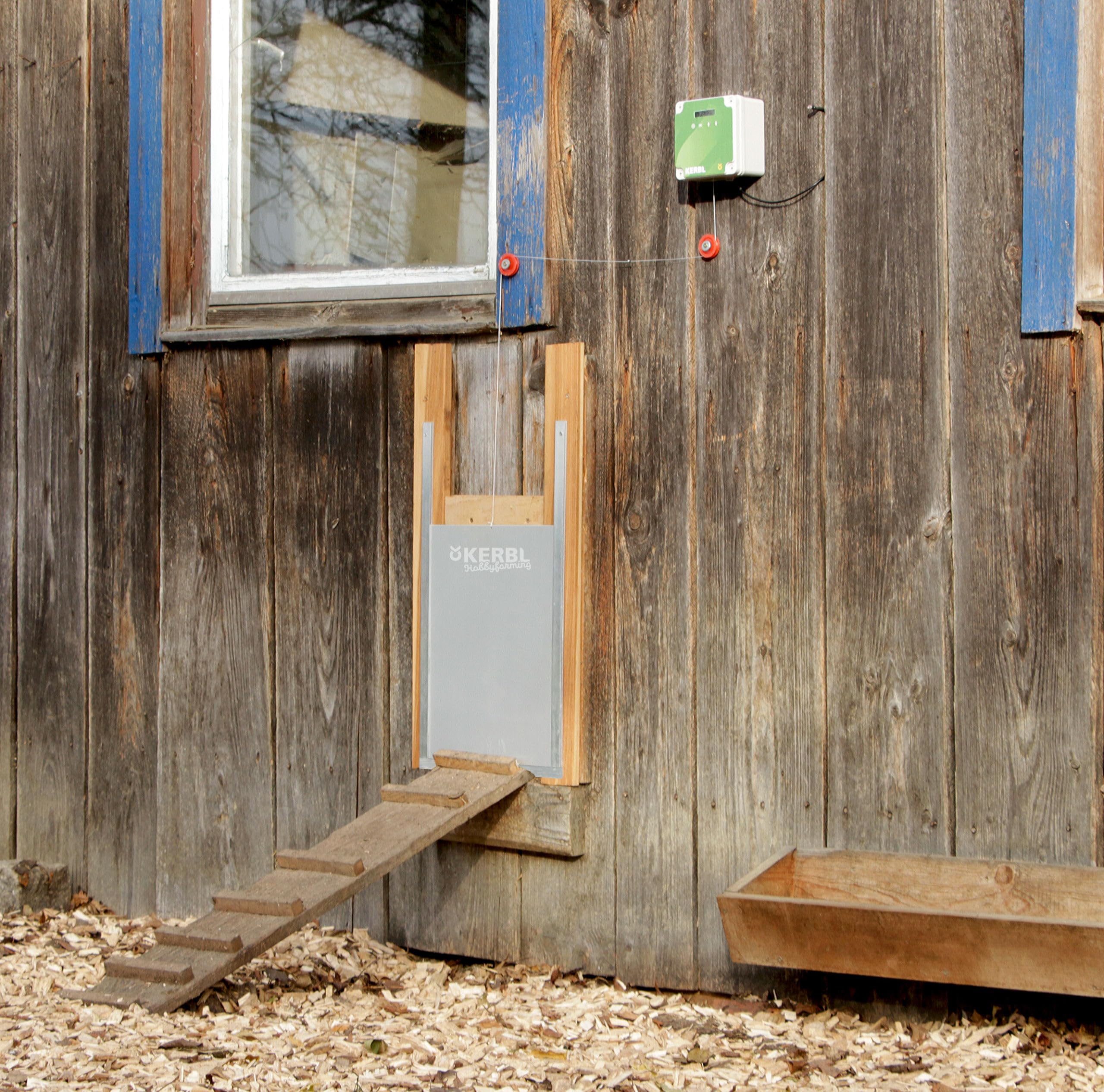 Kerbl Hobbyfarming Puerta Auto. gallinas c. Puer. corredera 220 x 330 mm, envase