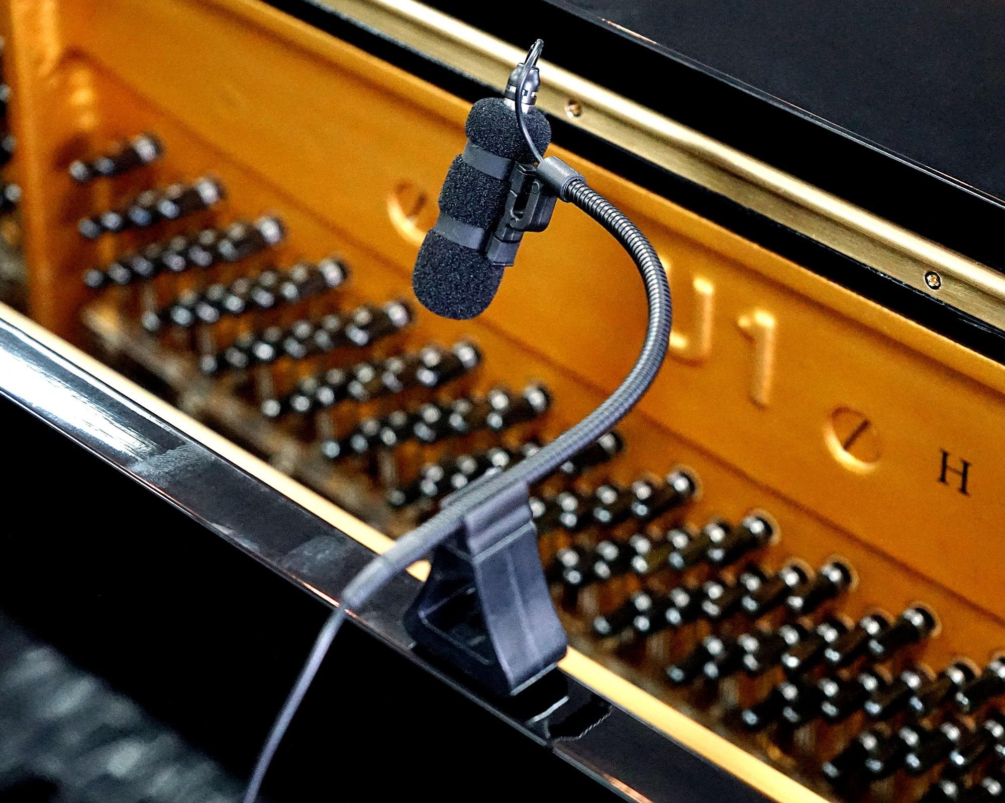 Pronomic Set MCM-100P Clipmikrofon mit Halter (Kondensator Mikrofon, Schwanenhals, Halter für Piano, Akkordeon u.ä., Phantomspeisung, XLR Adapter, Case) schwarz