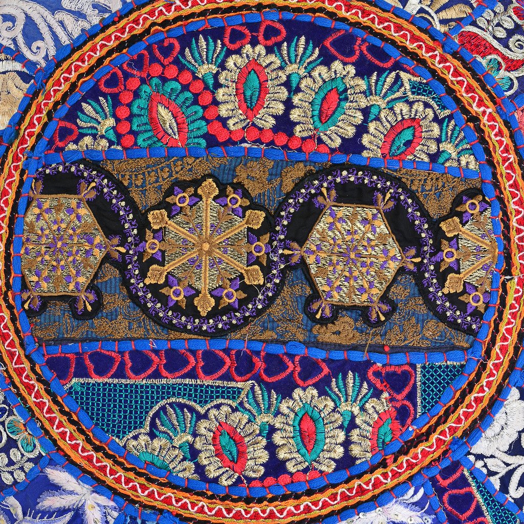 Cuscino Rettangolare Fantasia Etnica Ricamato A Mano Tessuto Cotone 40x60 Cm