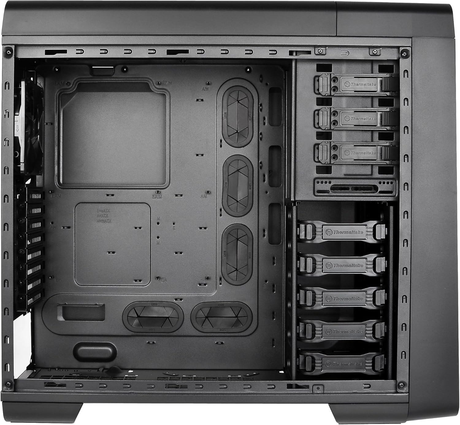 వివరణాత్మక ఇంటీరియర్ view of the Thermaltake URBAN S71 computer case