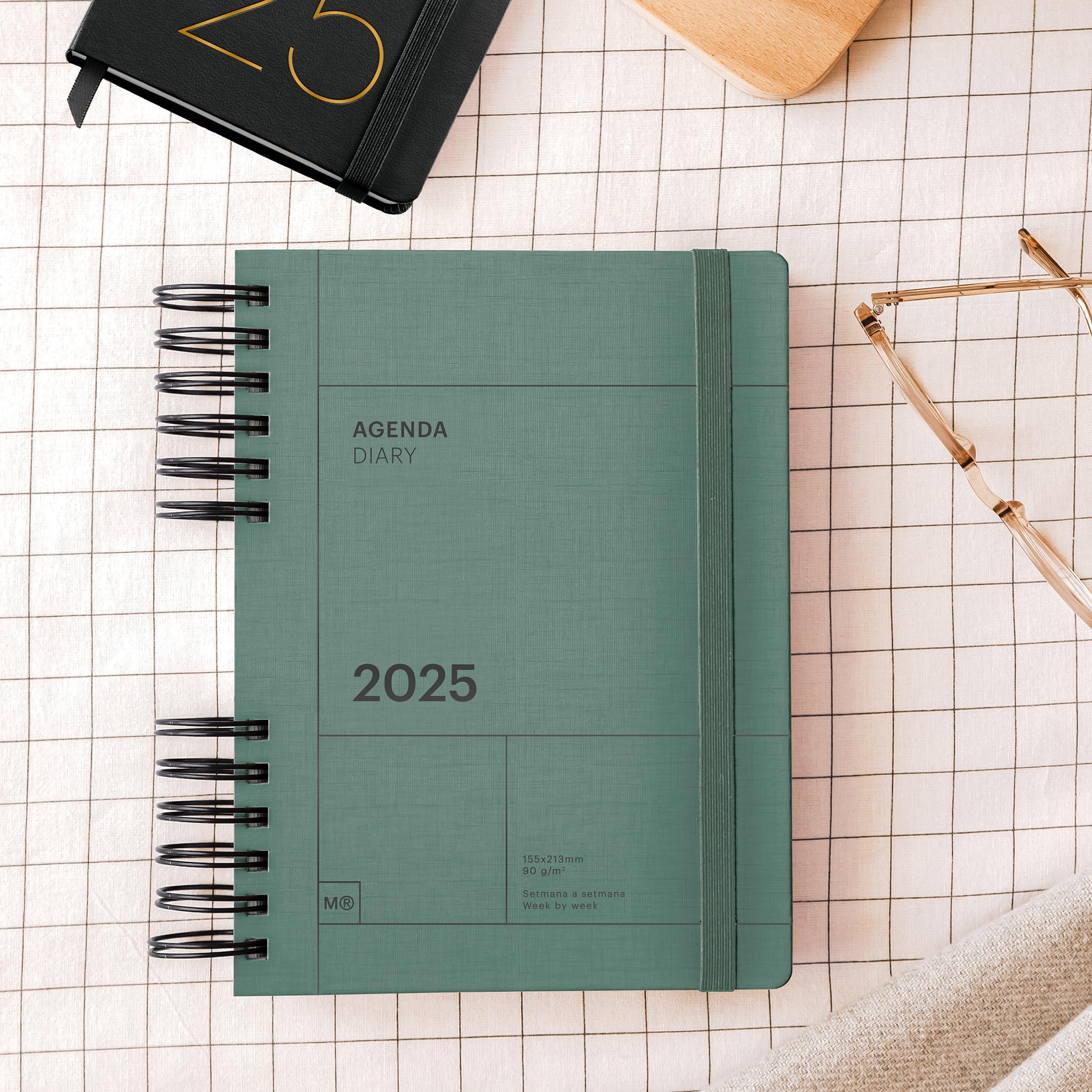 Miquelrius - Agenda 2025, Agenda annuale 155x213 mm, Agenda settimana vista, copertina in cartone foderato, carta sostenibile 100 g/m², chiusura gomma, catalano, inglese e portoghese, verde