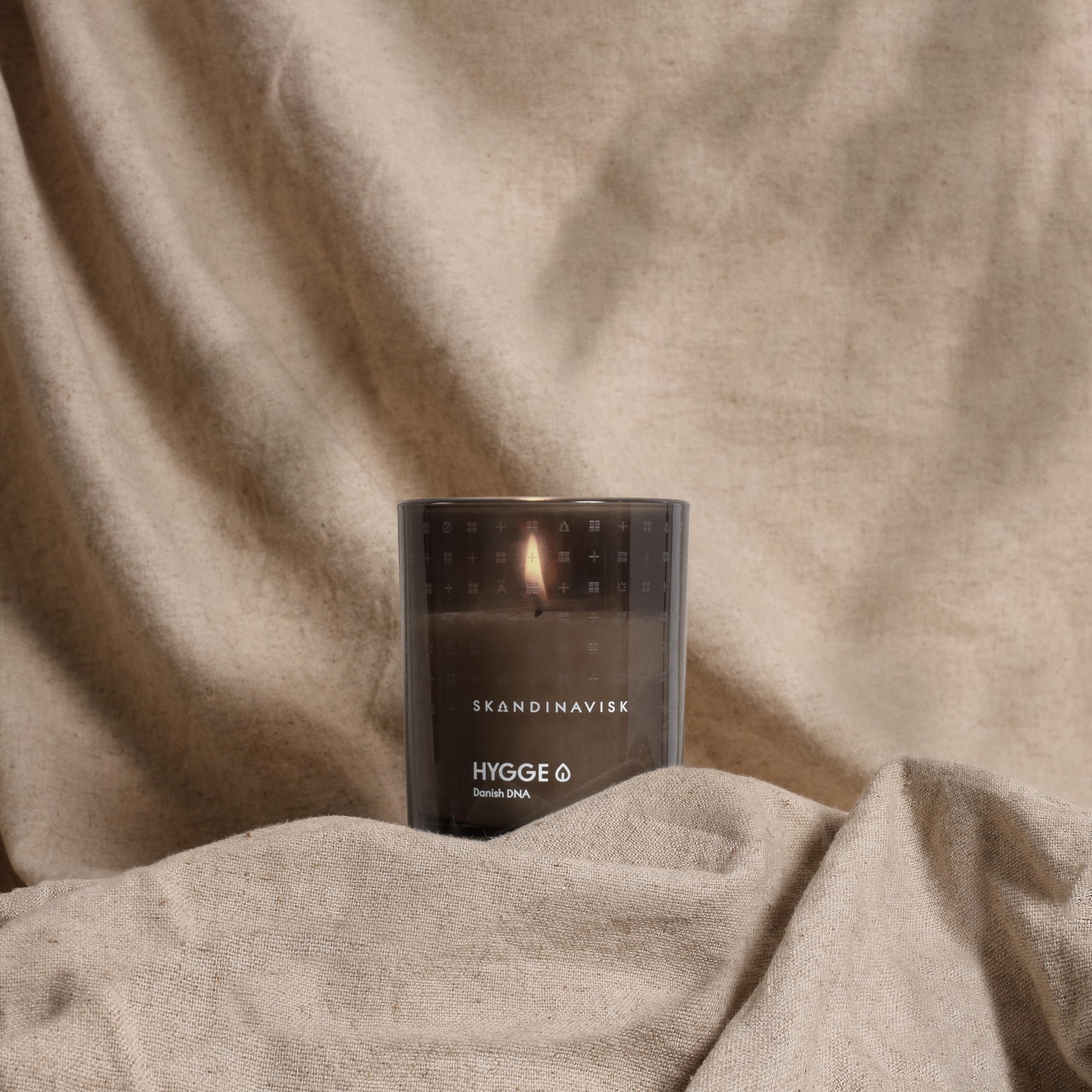 Skandinavisk 'Cosiness' Scented Candle, Special Edition, Scent Notes: Black Tea and Mint Leaves - Image 3