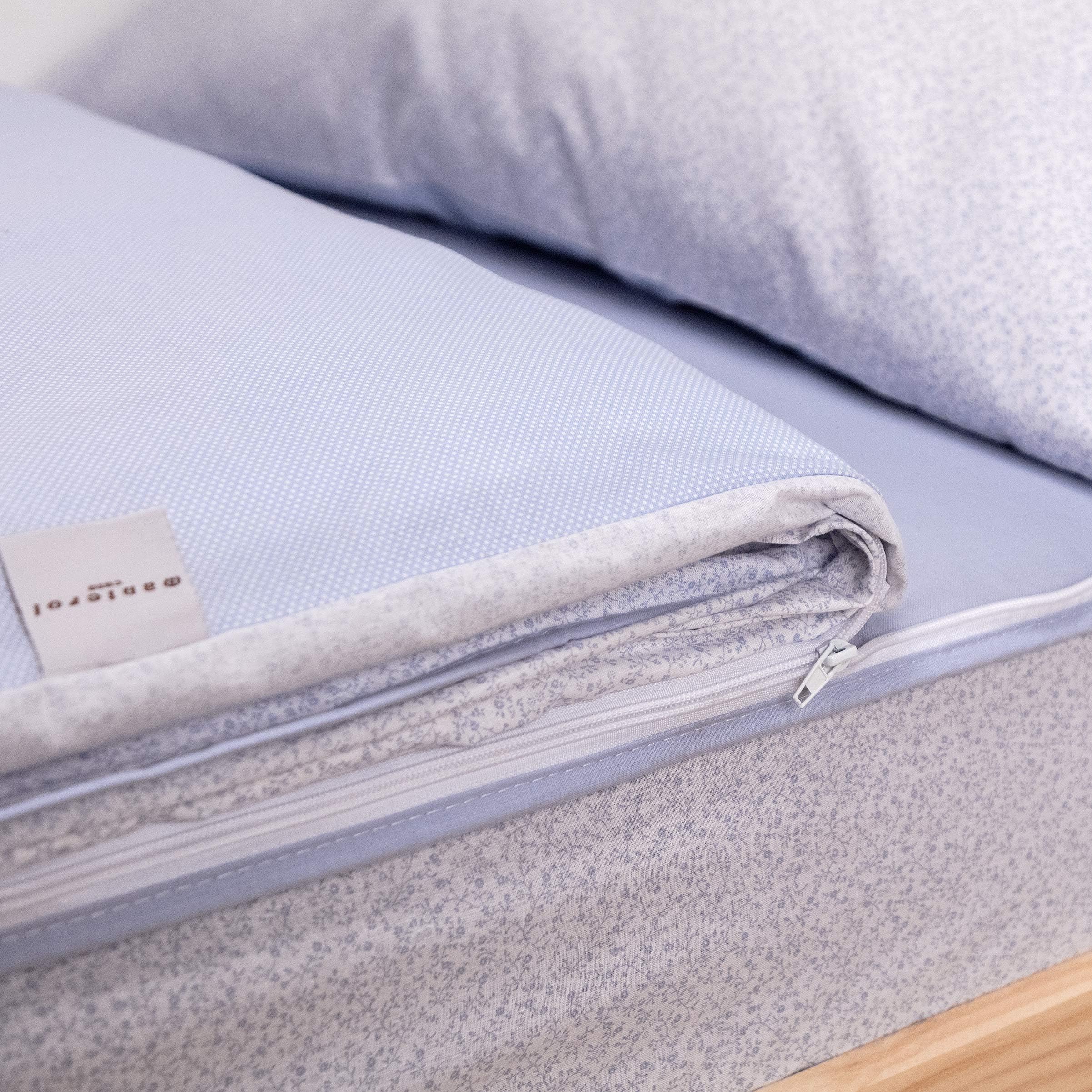 Saco Nórdico Junior 127 Manterol | Saco Cama Infantil y Juvenil | Cremallera y Gomas Ajustables | Incluye Funda de Almohada Reversible | Diseño Florecillas | Cama 90 cm | Rosa y Azul (Azul)