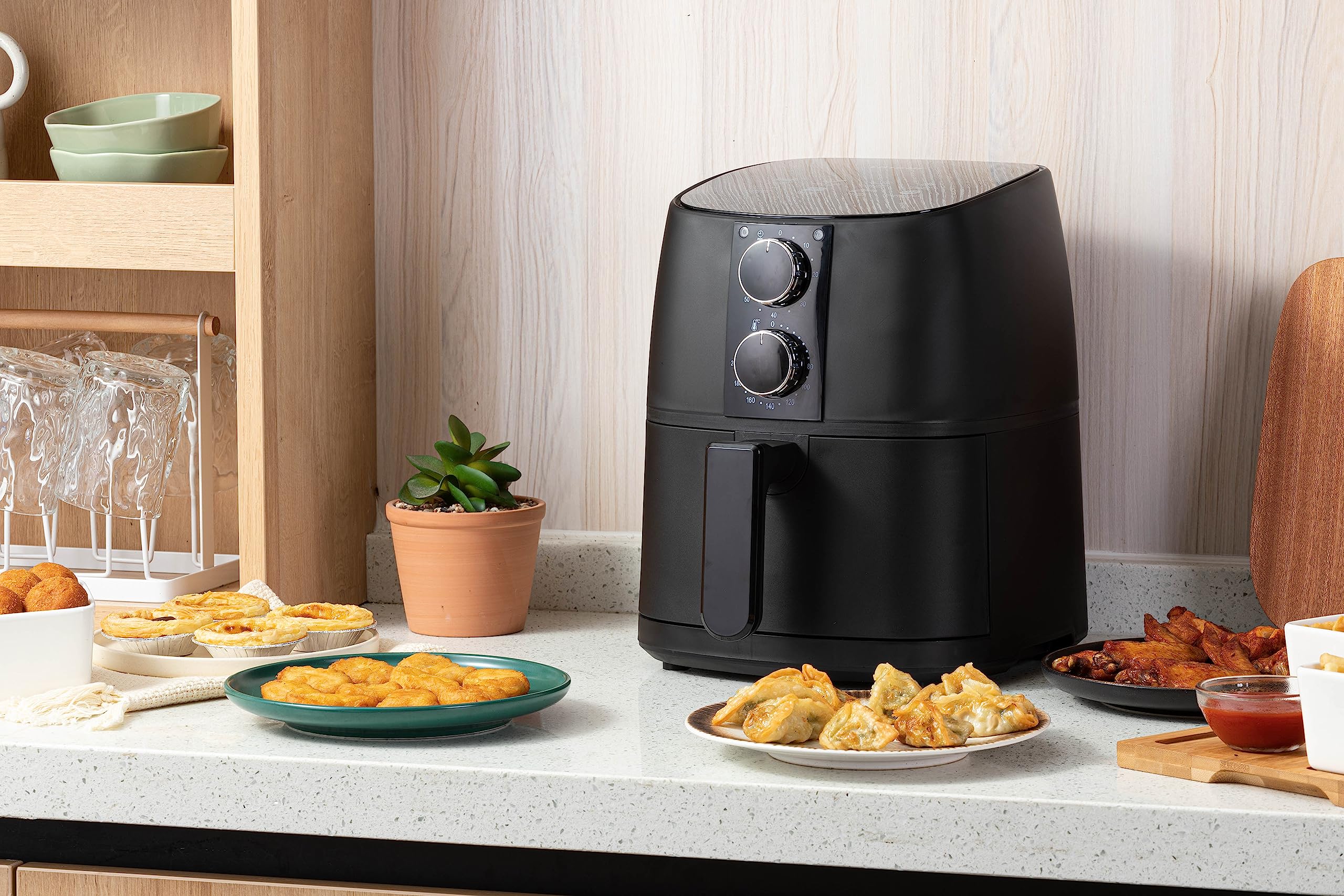 Linsar - Heißluftfritteuse 4L - Airfryer mit Timer und Warmhaltefunktion - Temperatur wählbar - Energiesparender & schneller als Backöfen - 1400 Watt (Schwarz)
