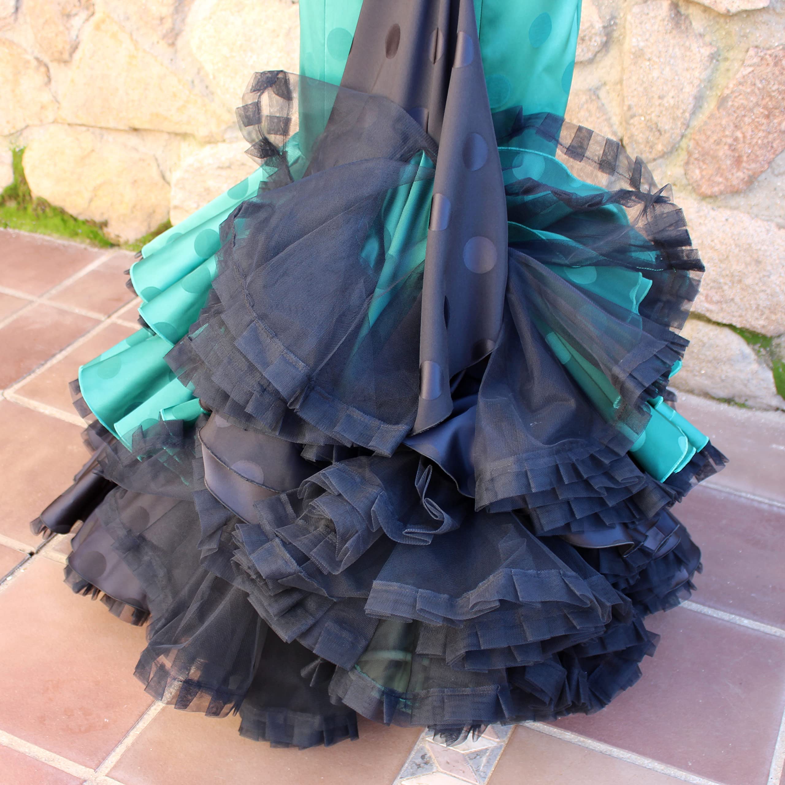 Patrón de costura vestido flamenca volantes de mujer para hacerlo tú misma. Tutorial en vídeo para ayudarte a realizarlo. Talla 36 a la 52. Patrón multitalla en papel.