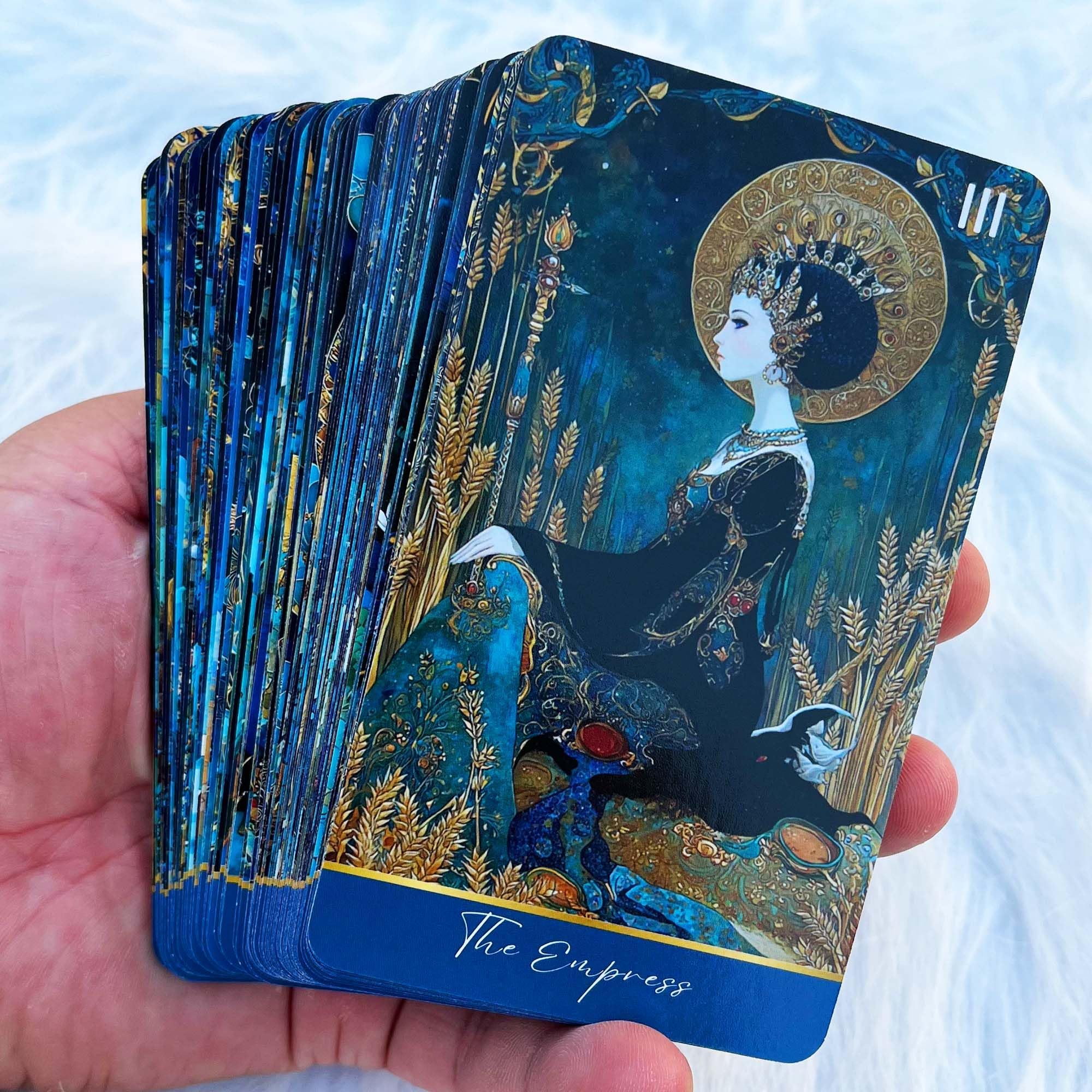 Mazzo di tarocchi Azure Arcana, 78 carte dei tarocchi con guida generale, carte dei tarocchi artistiche blu e oro fantasy per principianti, strumento di divinazione per la lettura della stregoneria