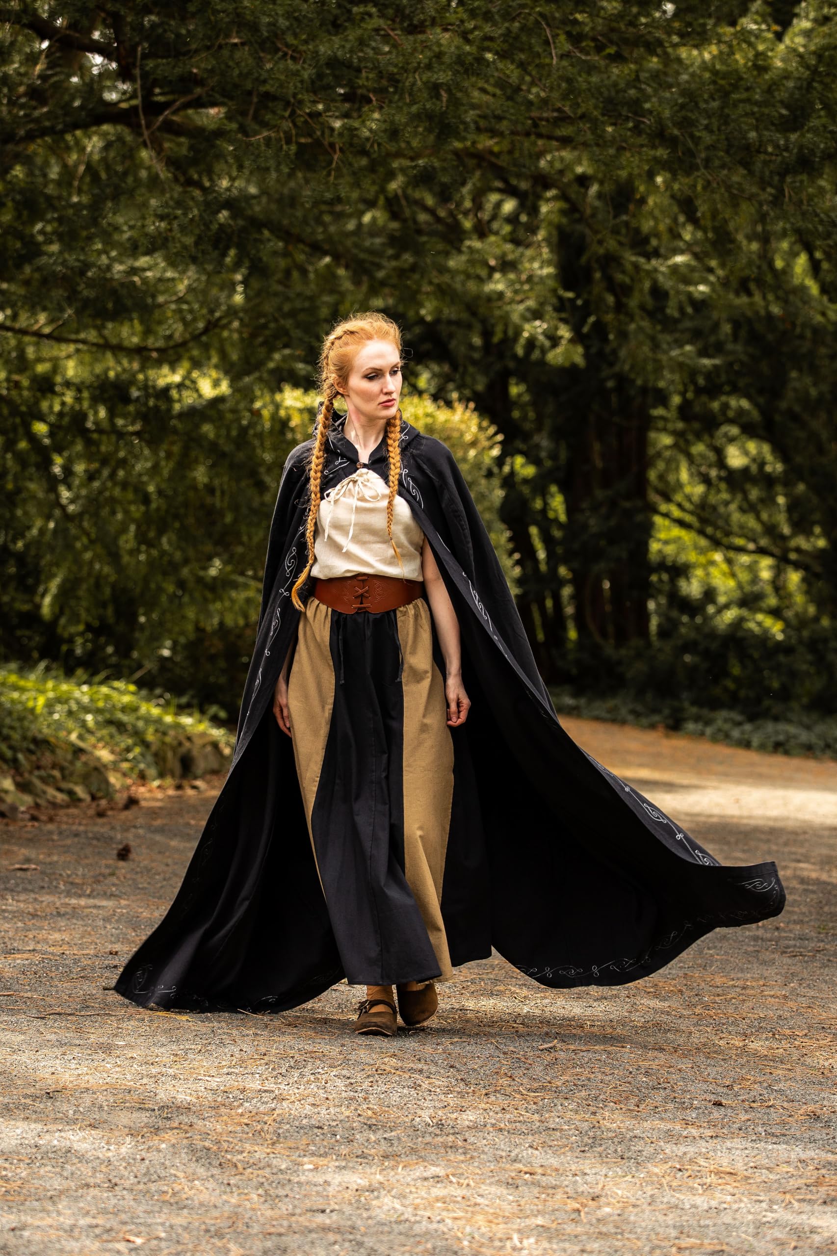 Leonardo Carbone® Unisex Mittelalter Umhang mit Stickerei Erna - Mittelalter Kleidung Damen & Herren, Cape Männer, Hobbit Kostüm, LARP, Wikinger, Cosplay, Halloween - 100% Baumwolle