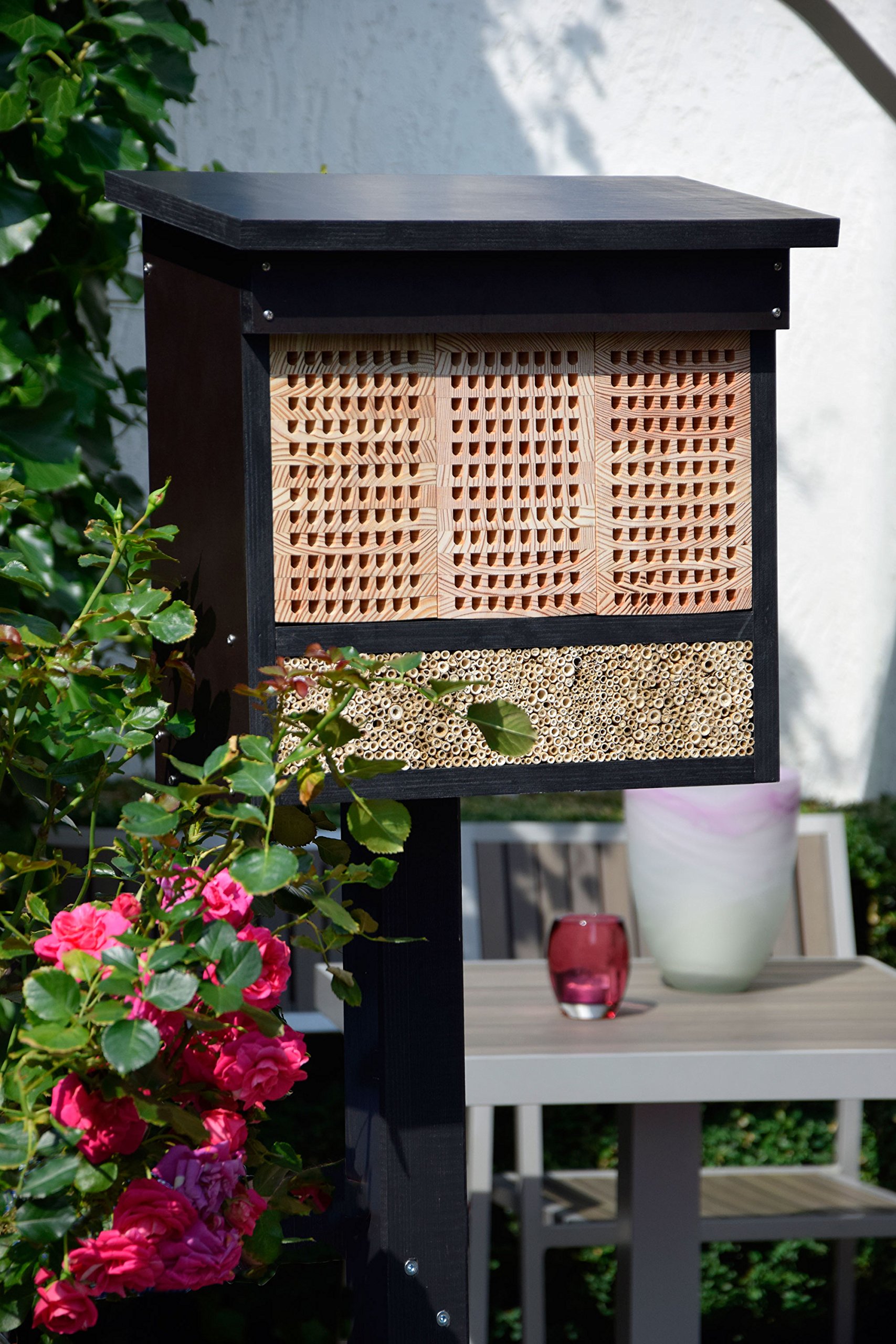 LUXUS-INSEKTENHOTELS 22700e Großes Profi-Wildbienenhotel - Wildbienen-Nisthilfe Holz - Insektenhotel mit Ständer - Wildbienenhaus mit Lärchenholz und Schilf - 42,5 x 18 x 150 cm - Dunkelbraun