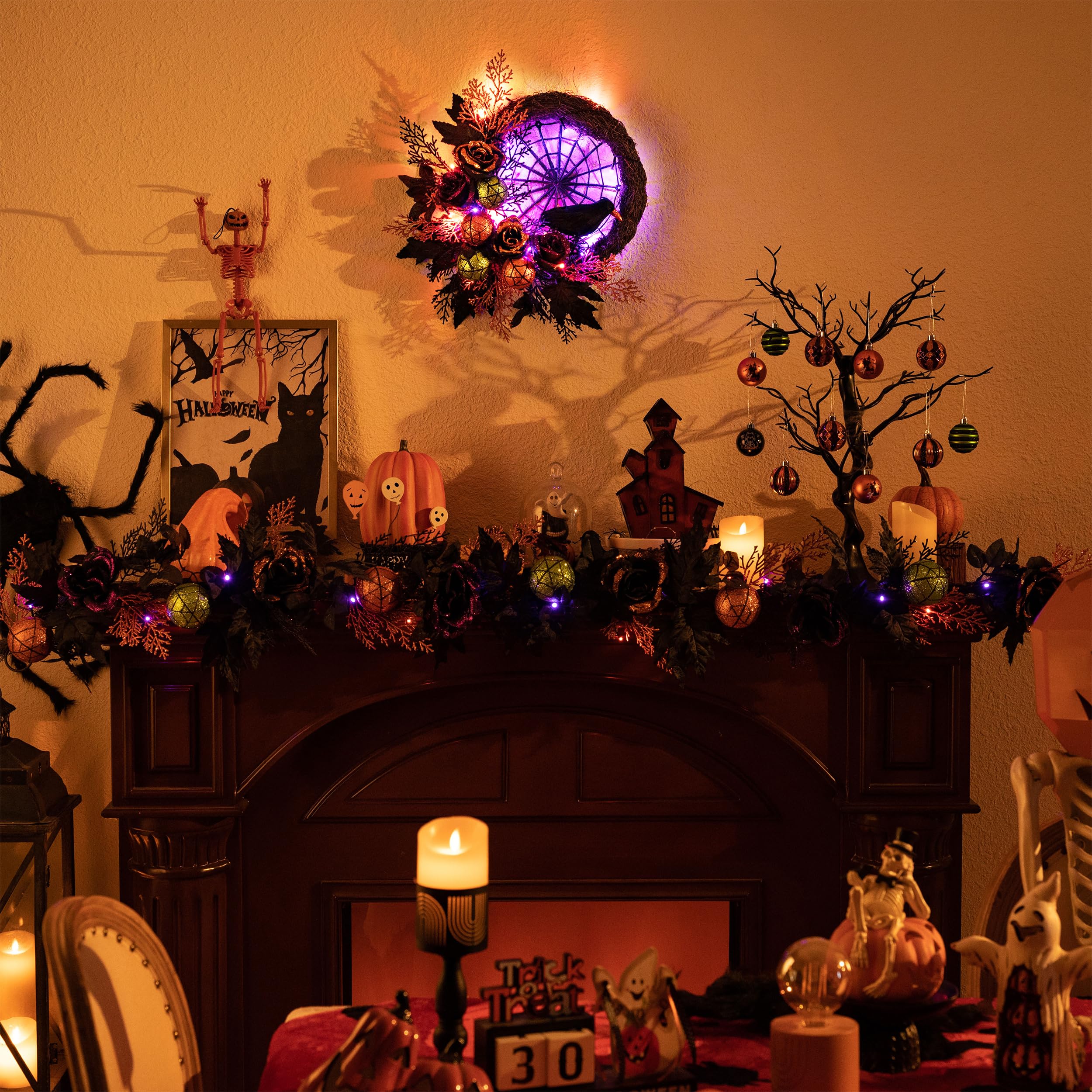 Valery Madelyn Corona de Halloween para puerta delantera con luces, 18 pulgadas, rosas preiluminadas, cuervo, telarañas, adornos de bolas, corona, decoraciones de Halloween para el hogar, centro de