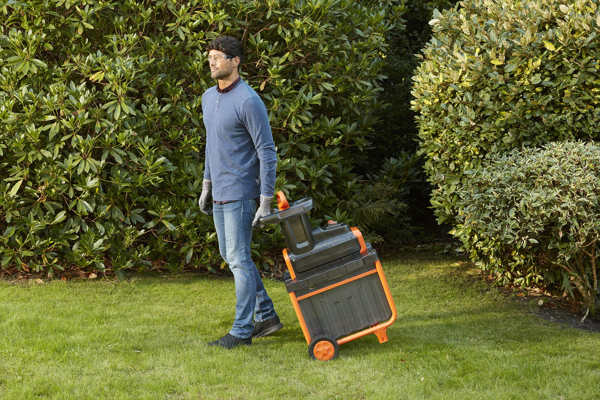 BLACK+DECKER Biotrituradora Eléctrica 2800W, Capacidad 45L, Tritura Ramas hasta 45mm, Empuñadura Integrada y Ruedas Grandes para Transporte - BEGAS5800