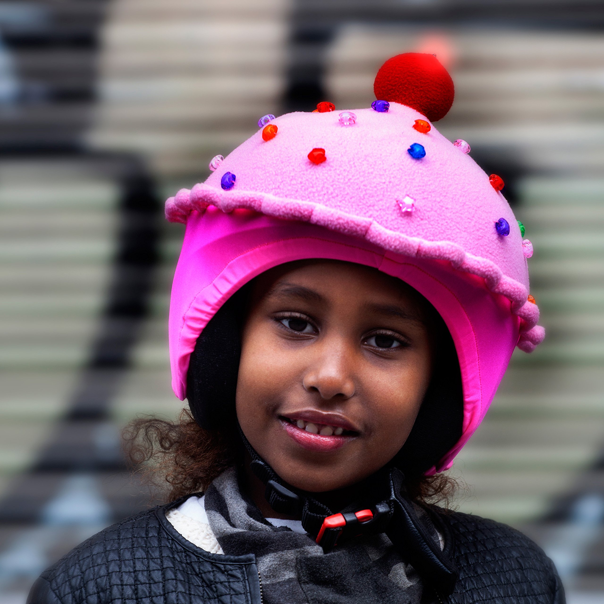 COOLCASC Multisport Couvre-Casque LED Cup Cake à la Fraise