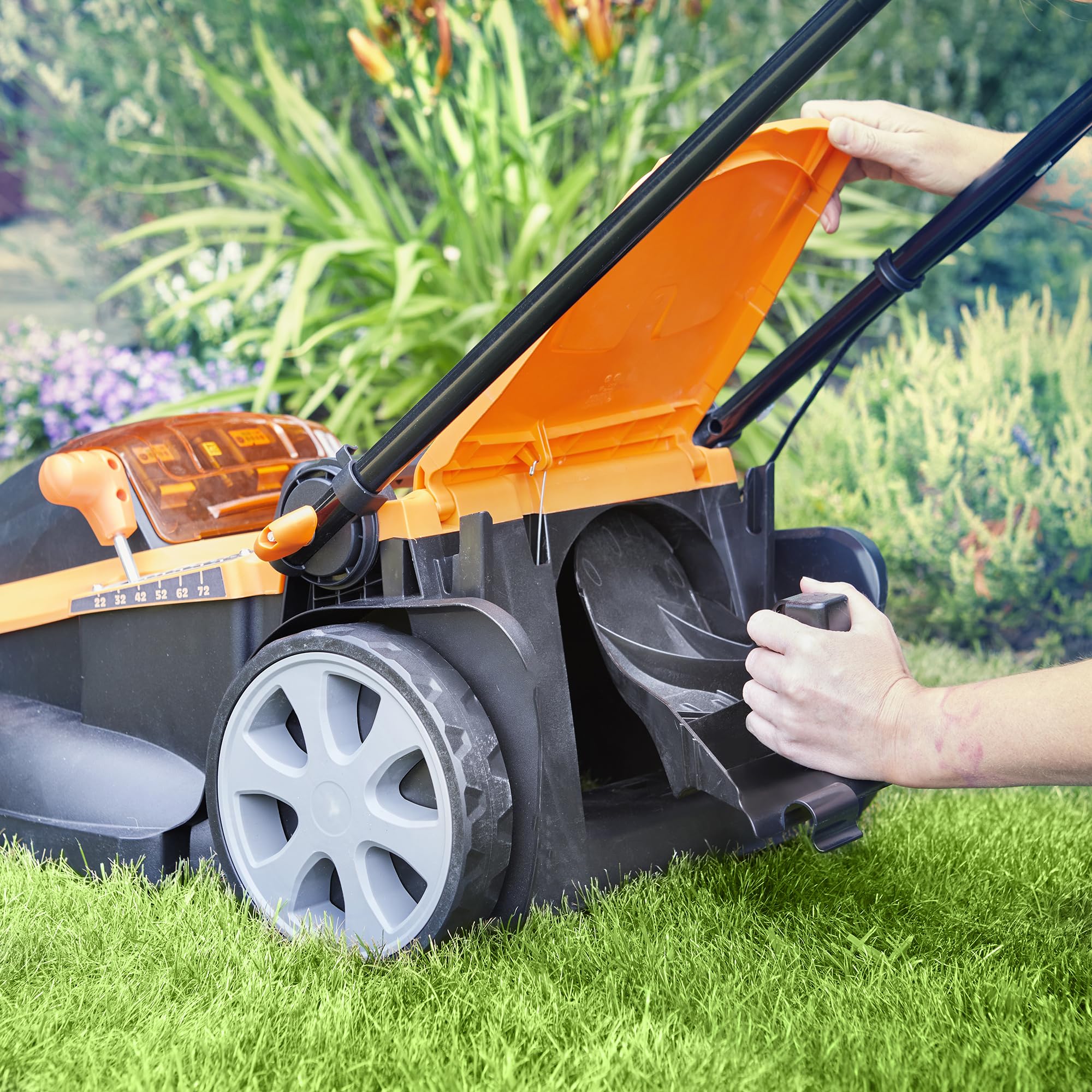 LawnMaster Cortacésped inalámbrico de 48 V y 41 cm con un Juego de Dos baterías de Iones de Litio MX 24 V 4,0 Ah, 2 Cargadores rápidos, Peine de Borde, Rodillo Trasero y función de mantillo.