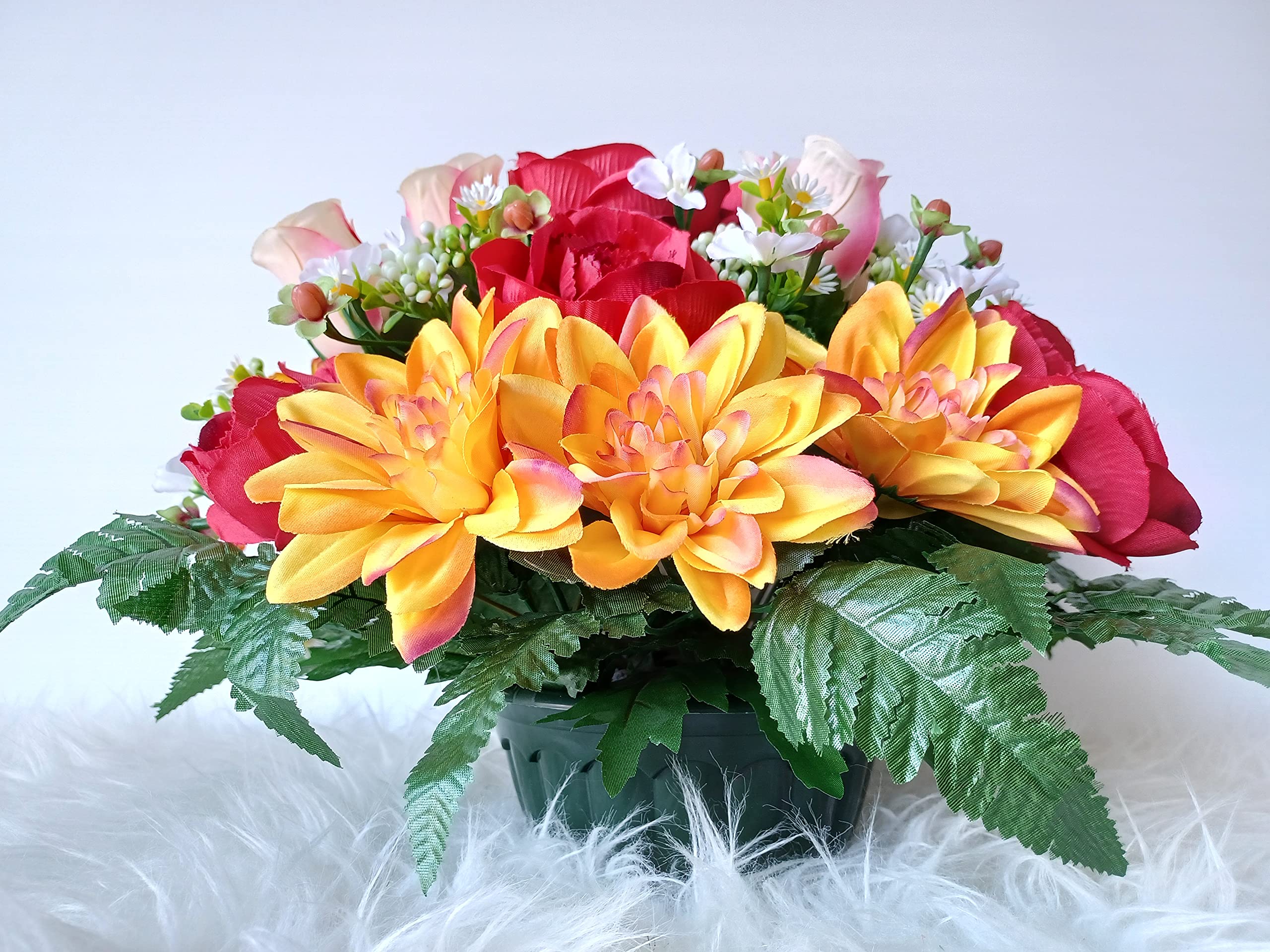 Roselynexpress Composition de Fleurs Artificielles Lesté Ciment pour Une Parfaite Tenue à L' Extérieur. Réalisé par Nos Soins, Les Fleurs sont Aussi de Très Bonne Qualité.