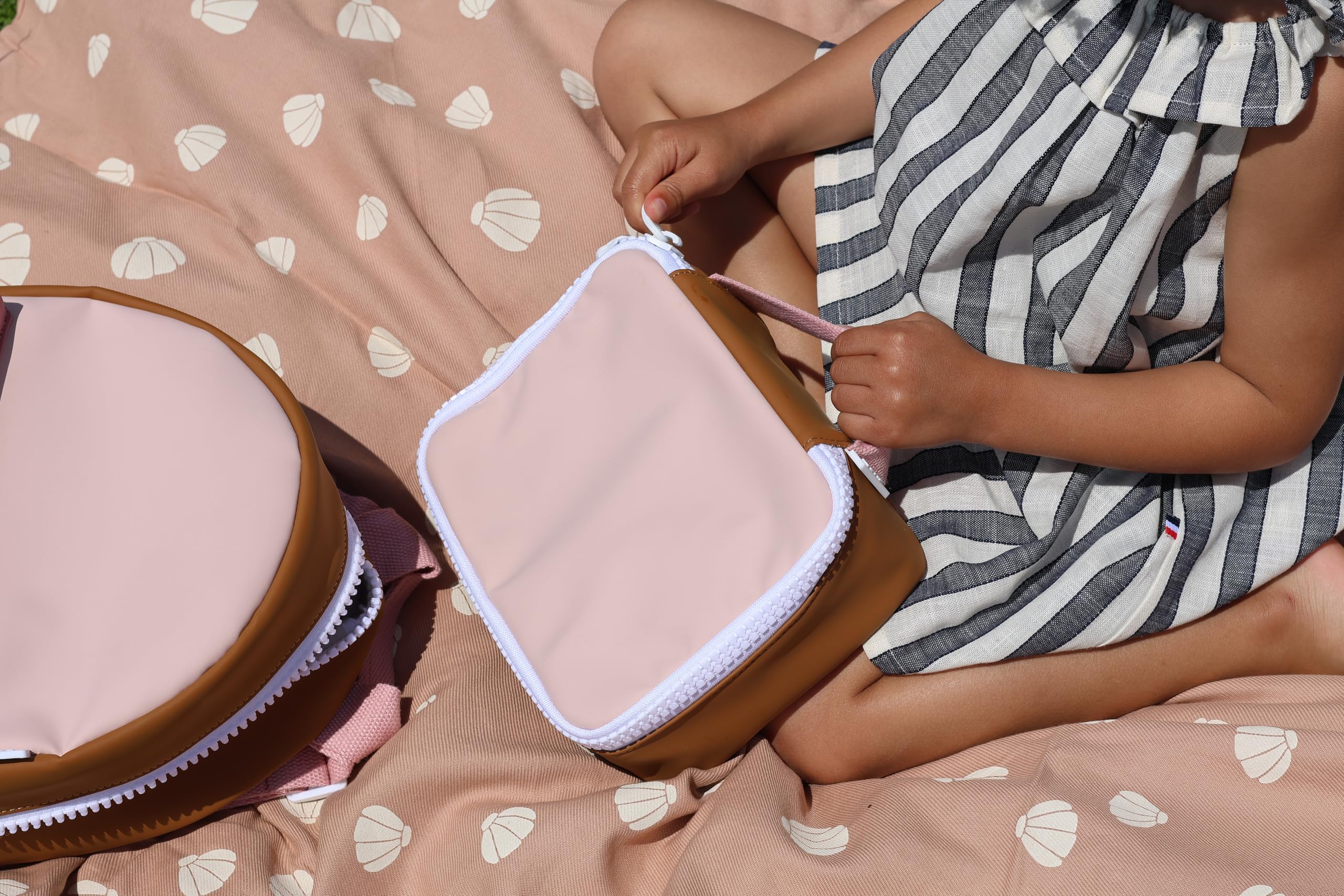 BEABA, Sac isotherme repas, Lunch box, Boite à Gouter, Isotherme, Waterproof, Etiquette Nom, Capacité 2,7L, Grand Zip, Effet Gomme, Faro, Dusty Rose