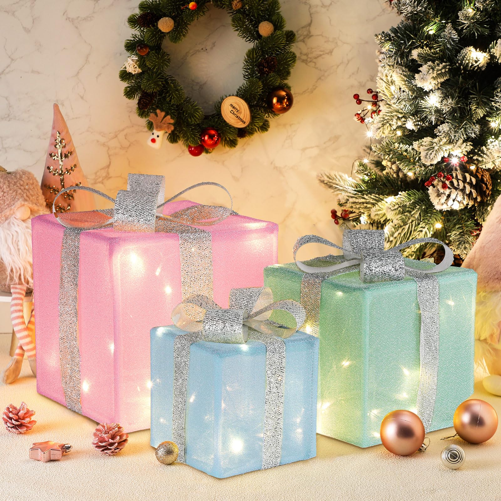 Boîtes cadeaux de Noël lumineuses sous le sapin et déco de jardin