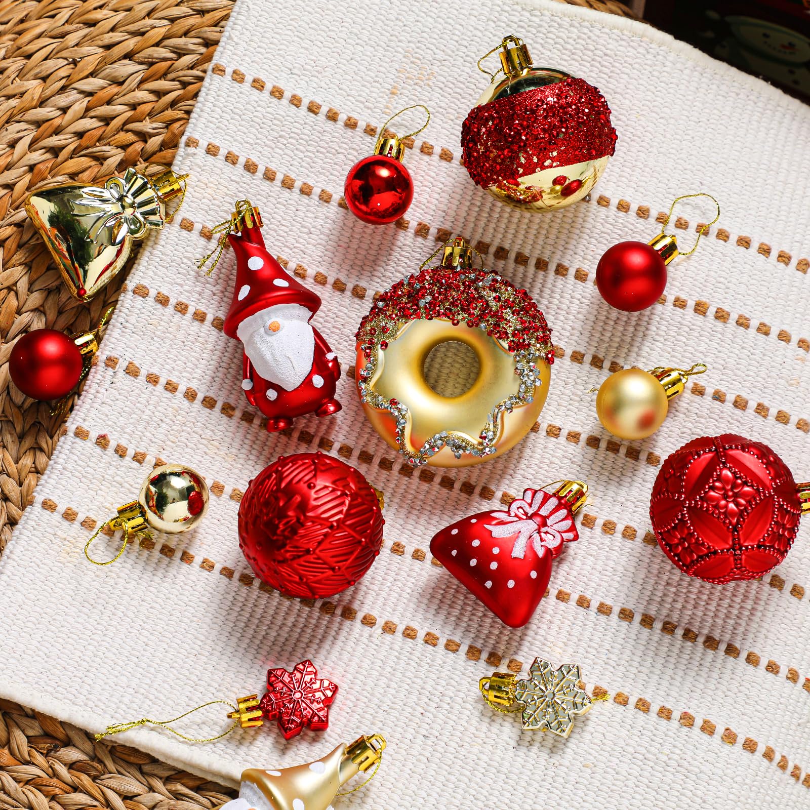 Lot de 60 boules de Noël décoratives en plastique incassable | Ravissant coffret cadeau classique pour sapin de Noël, décorations de fête de mariage avec cordes de suspension