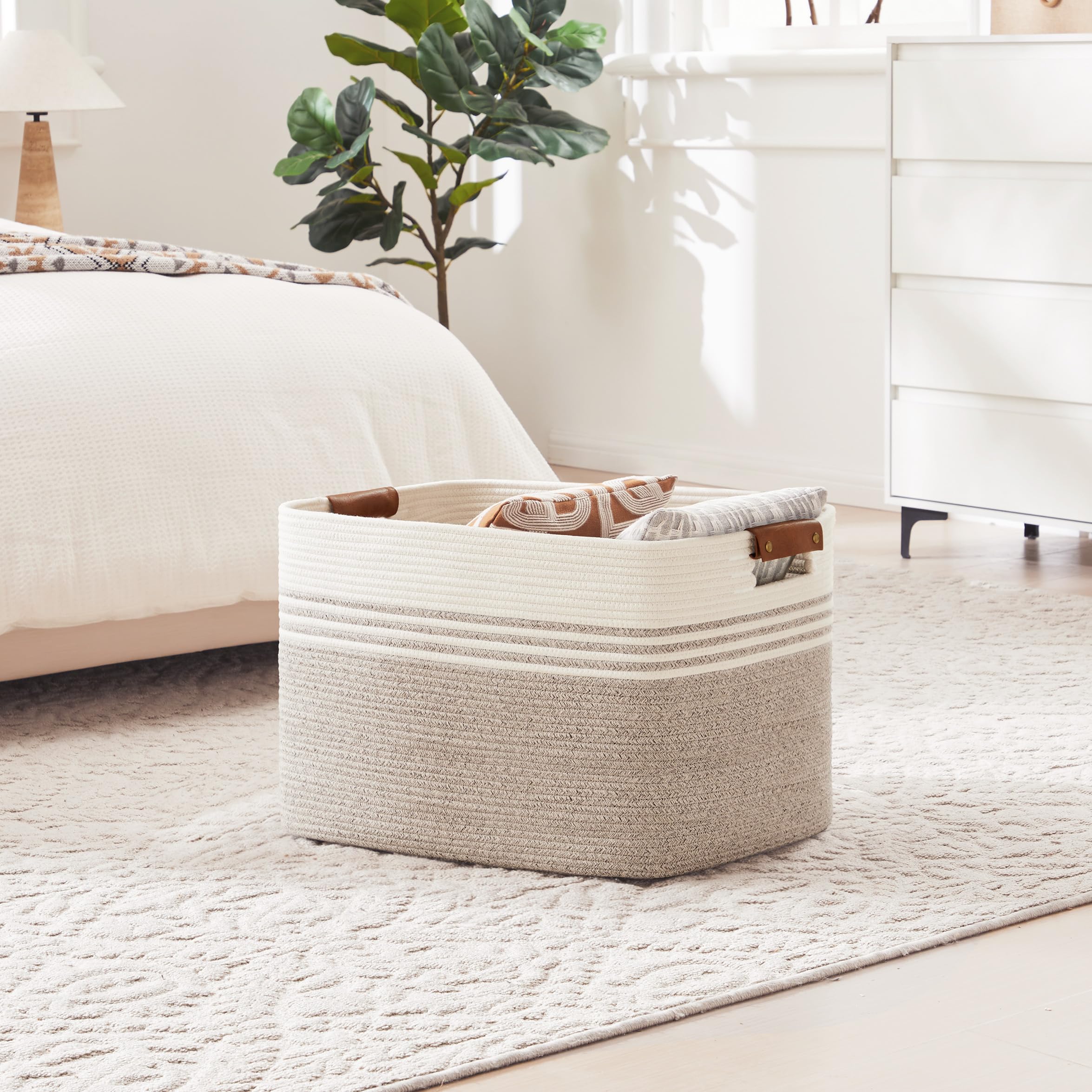 Grand panier à linge tressé en corde de coton, 100L avec anses en cuir, pour couvertures, vêtements et jouets, adapté à la chambre d'enfant et au salon, 55x43x30 cm, blanc et brun