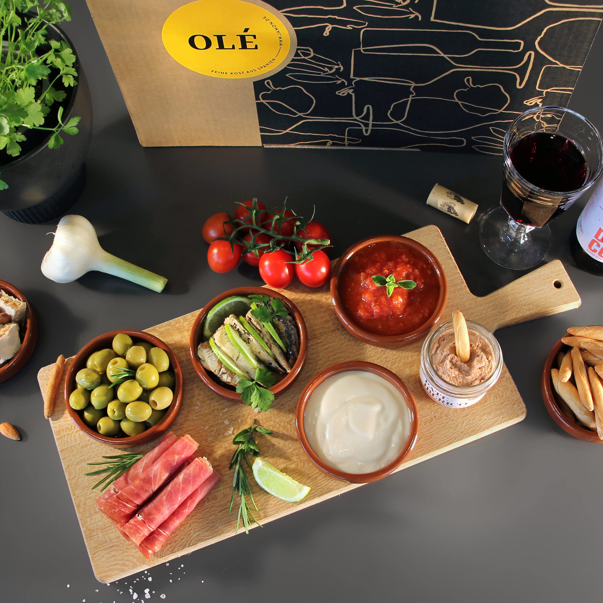 Geschenkbox Olé gefüllt mit spanischen Delikatessen Serrano-Schinken Tapas-Klassiker Rotwein