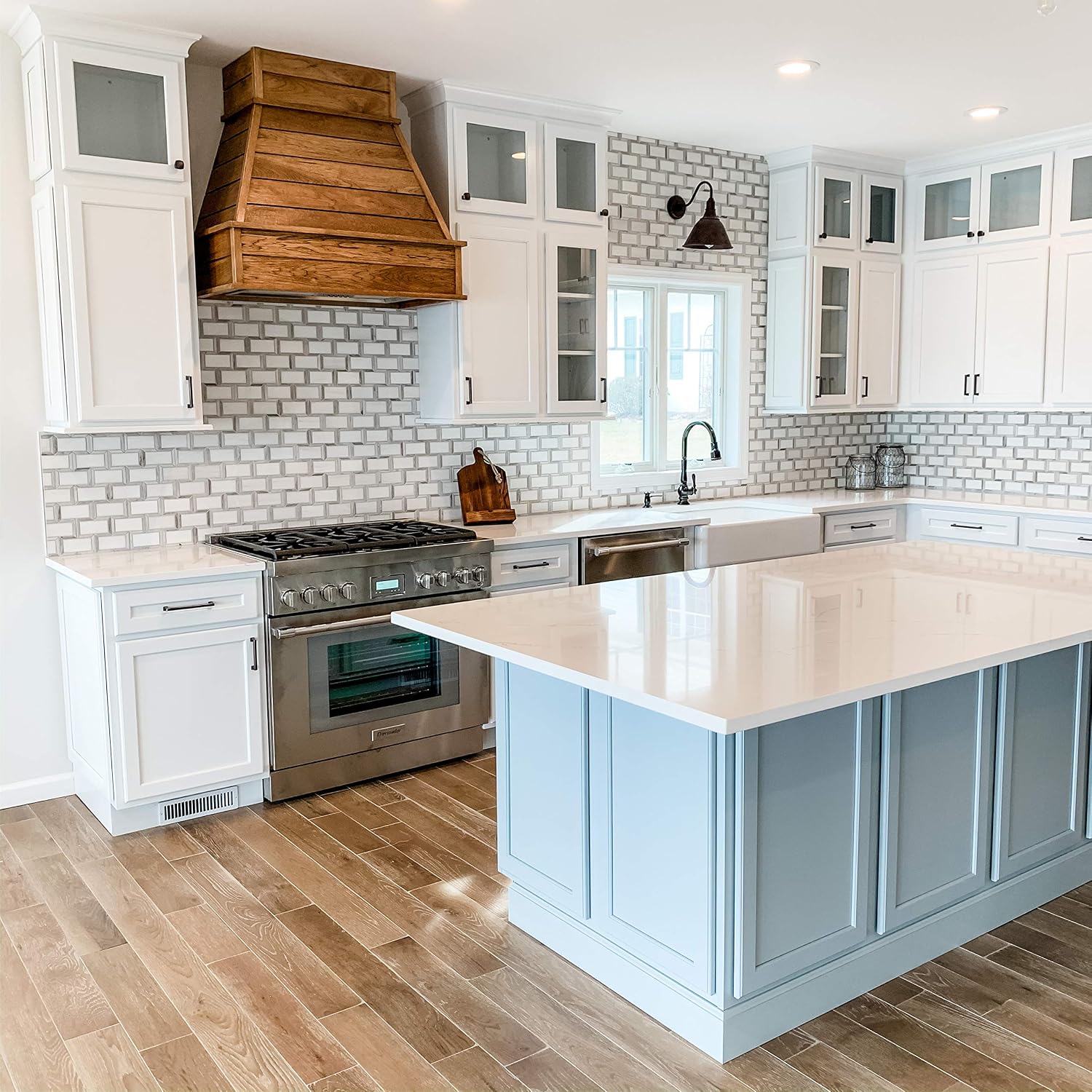 Castlewood Shiplap XL Chimney Range Hood - Maple (H 42-1/2 | W 31" | D 20-3/8" - With 900 CFM Ventilator/Liner)