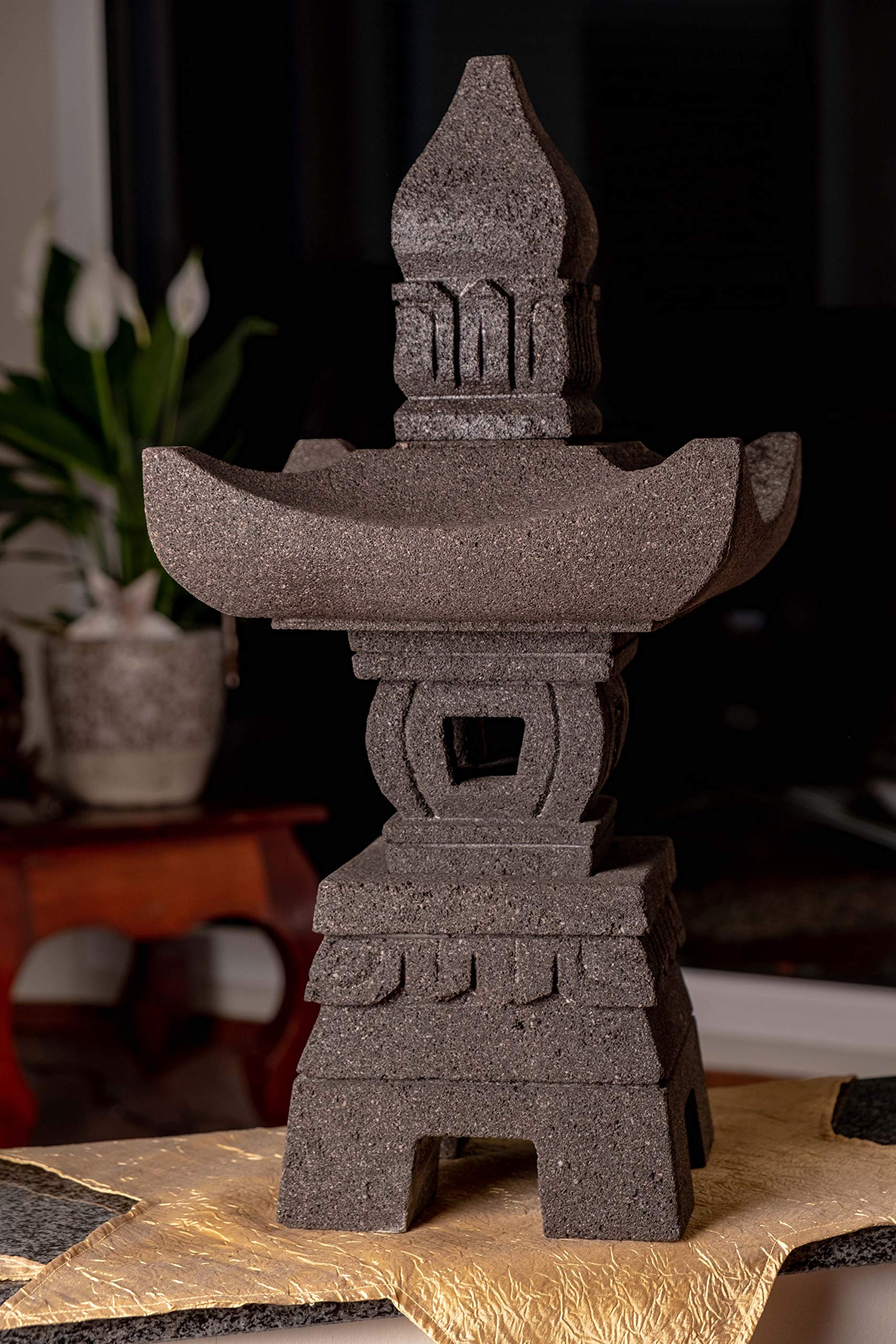 IDYL Sculpture en pierre de lave Pagoda Hauteur : 55 cm Fabriquée à la main Sculpture de jardin élégante en pierre naturelle Décoration de jardin asiatique Convient pour bougie chauffeplat