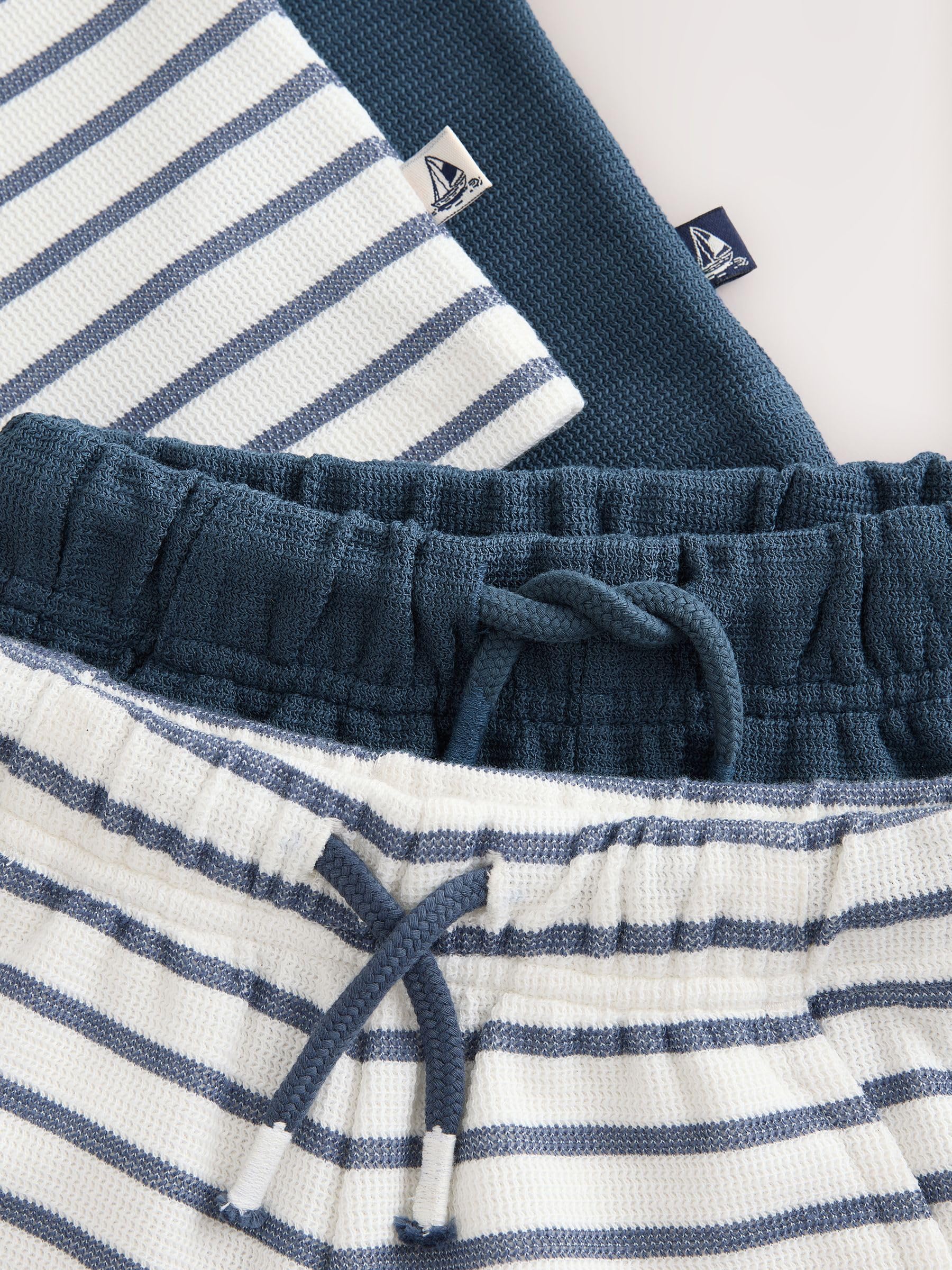 NEXT Jungen Kurzärmeliges T-Shirt und Shorts im 2er-Set