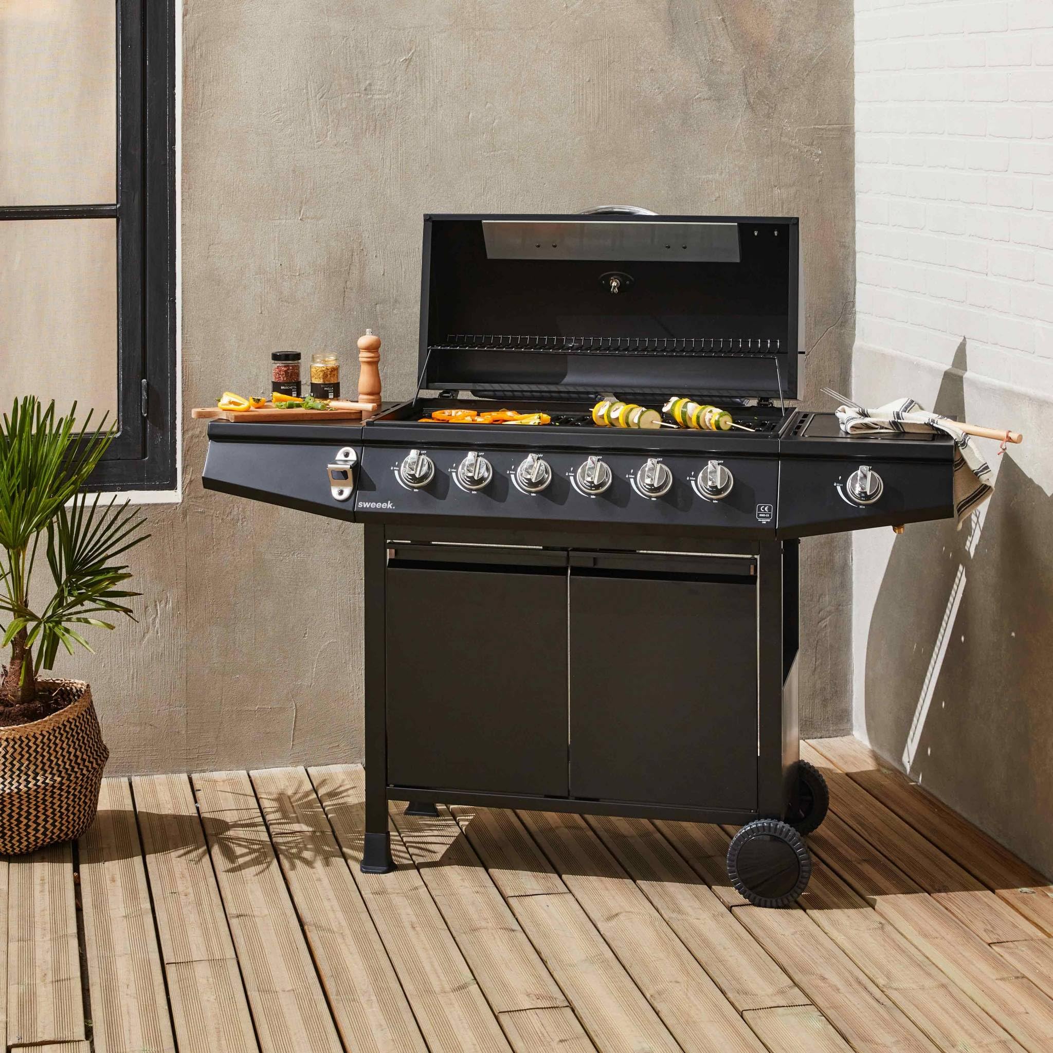 Alice's Garden - Barbecue gaz - Treville - Barbecue 7 brûleurs dont 1 feu latéral noir. avec thermomètre