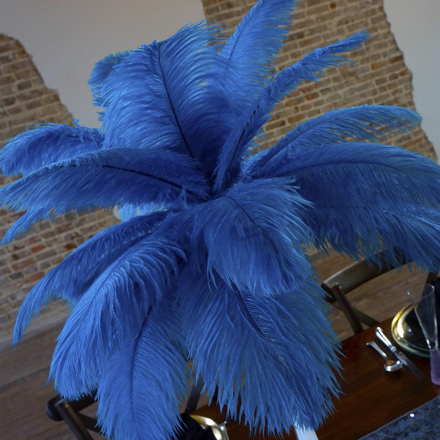 ZUCKER - Eiffel Tower Vase - Feather Centerpiece Decoration for Wedding, Parties and Events - Ostrich Feather and Vase Set - White Vase/Dark Turquoise Ostrich Feathers