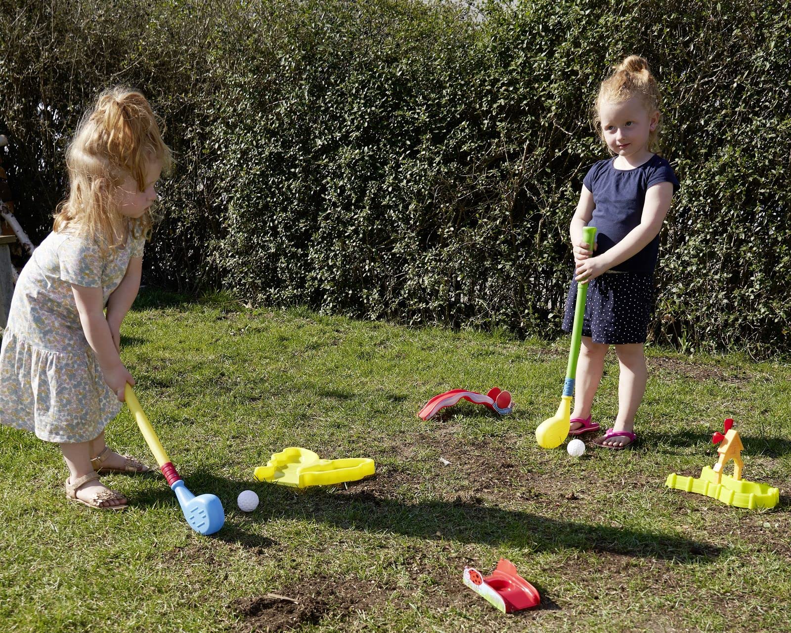 alldoro 60066 Golf de Jardin avec 11 pièces, avec 6 Obstacles, 2 Clubs XXL et 3 balles de Golf, Minigolf pour l'intérieur & l'extérieur, Plastique, pour Enfants à partir de 3 Ans