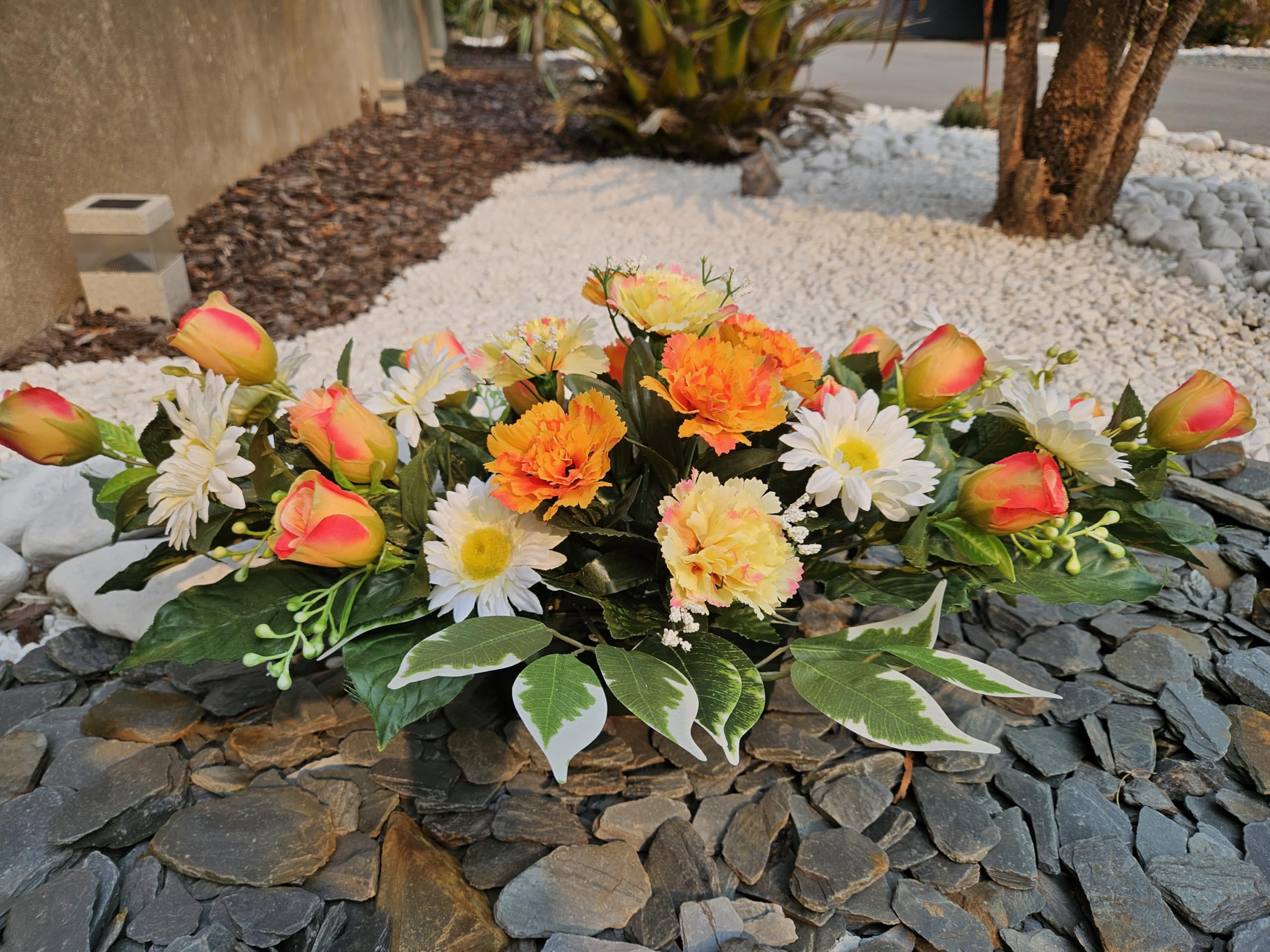 Composition de Fleurs Artificielles Lesté Ciment pour Une Parfaite Tenu à L' Extérieur. Réalisé par Nos Soins. Fleurs de Qualité.