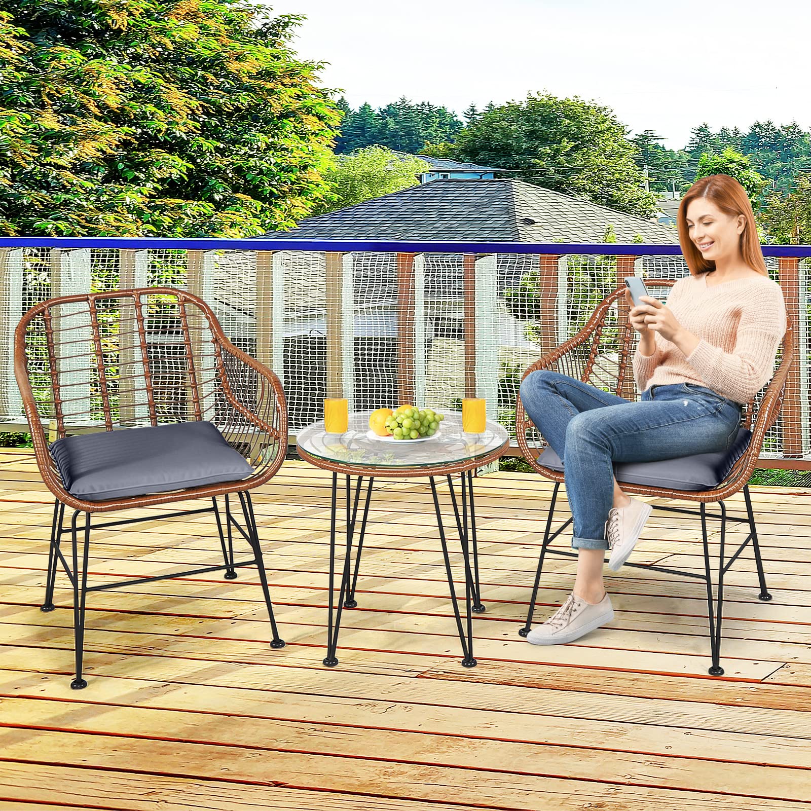 Giantex Bistro konwersacyjne na patio, 3-częściowy zestaw mebli rattanowych z okrągłym stołem i 2 fotelami z poduszkami na patio, do ogrodu, na taras, balkon