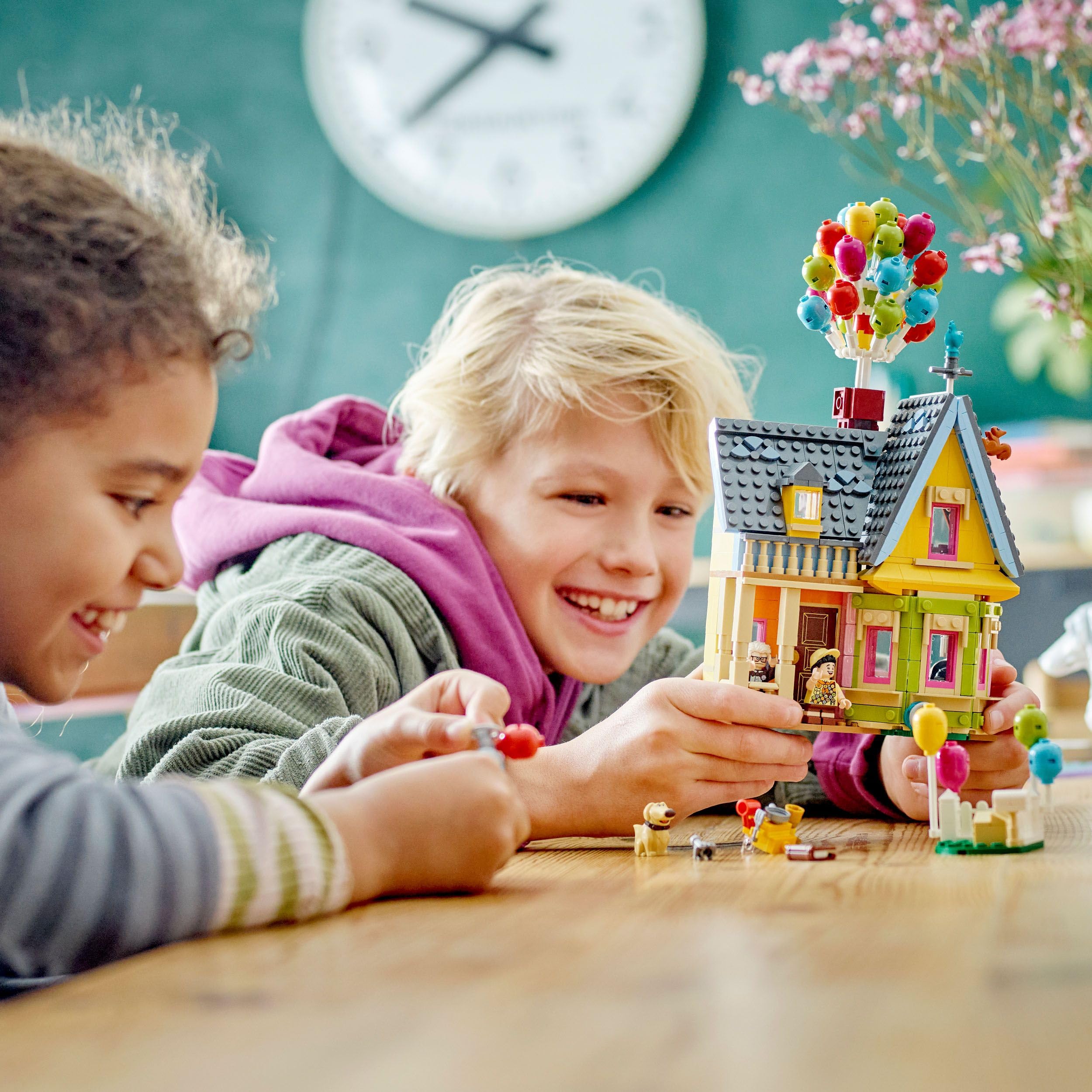 LEGO Disney e Pixar Casa di “Up”, Modellino da Costruire con Palloncini e Figure di Carl, Russell e Dug, Giochi per Bambini e Bambine da 9 Anni, Idea Regalo Iconica, Giocattolo da Collezione 43217