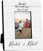 Vista 1 de Lara Laser Works He Asked She Said Yes - Marco de fotos personalizado para parejas con nombres, 2 tamaños y 2 orientaciones, regalos para parejas