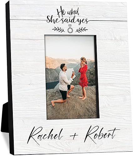 Lara Laser Works He Asked She Said Yes - Marco de fotos personalizado para parejas con nombres, 2 tamaños y 2 orientaciones, regalos para parejas