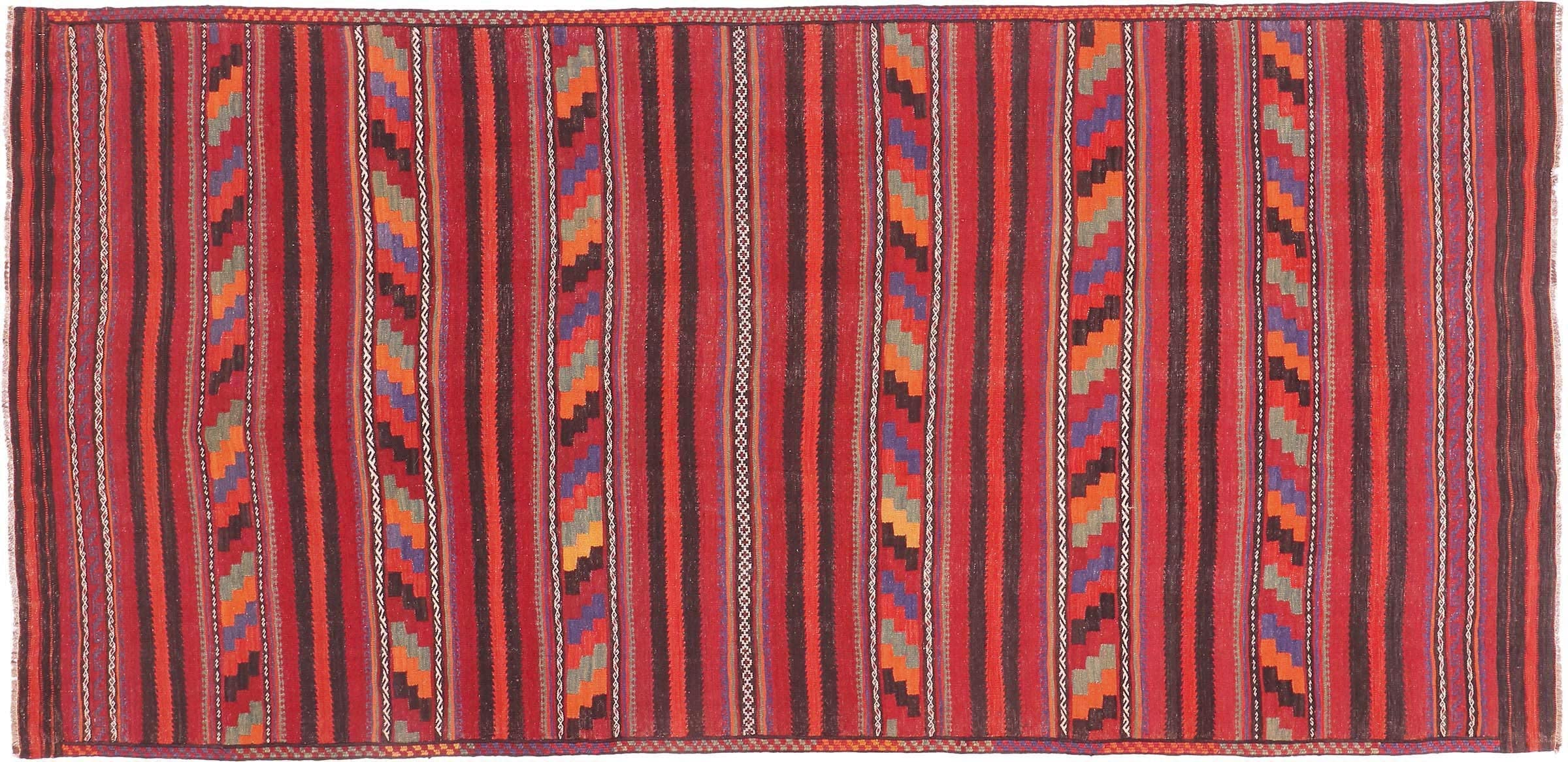Tapis Afghan Kelim Soumakh rouge pour réchauffer l'ambiance d'un grand salon