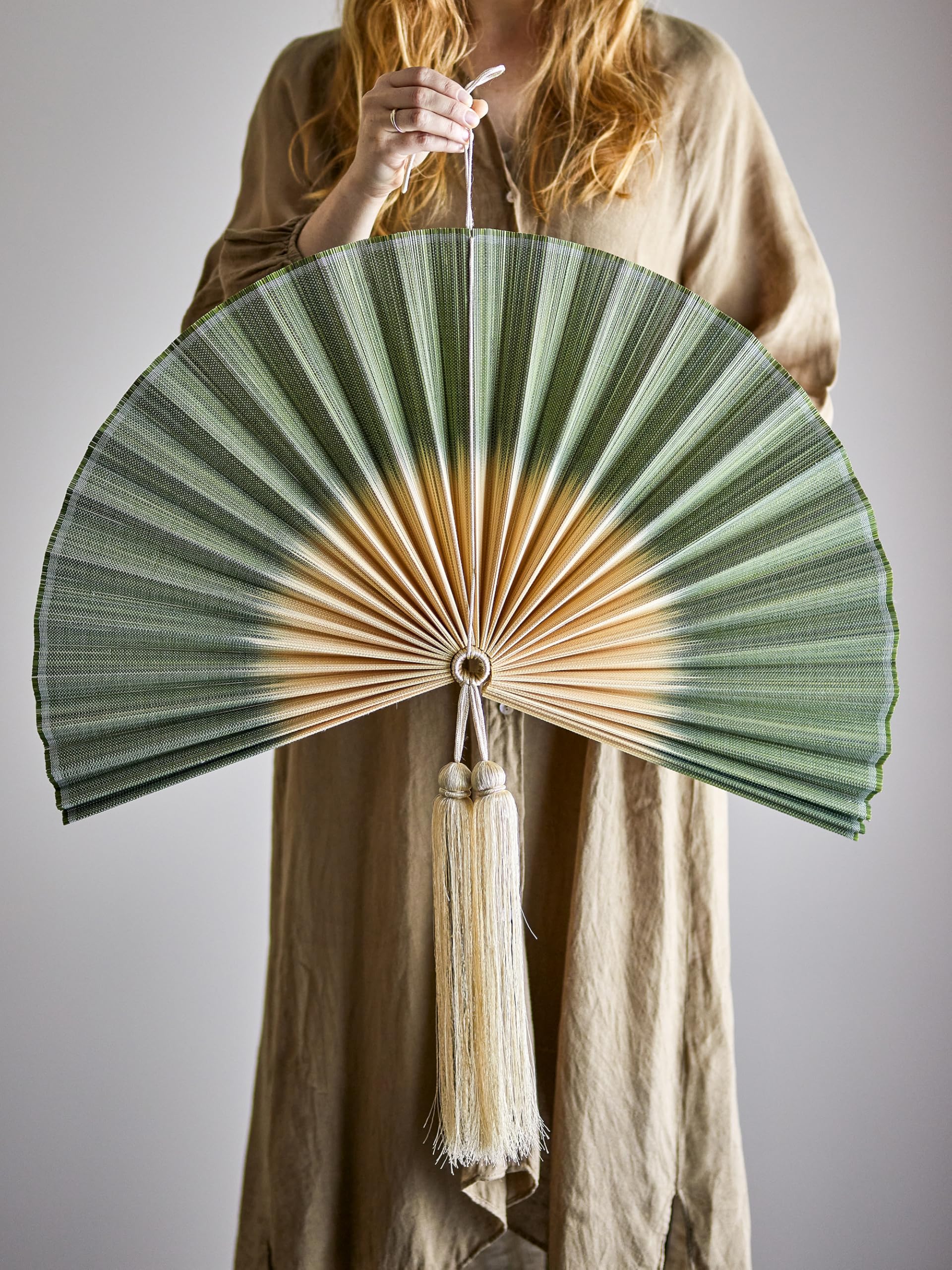 Bloomingville JAIME Wanddeko Grün - Deko Bambus Wanddeko mit grünen Falten, Beige Mitte und Quaste, L 75 x H 70 cm, inklusive Aufhängeschlaufe