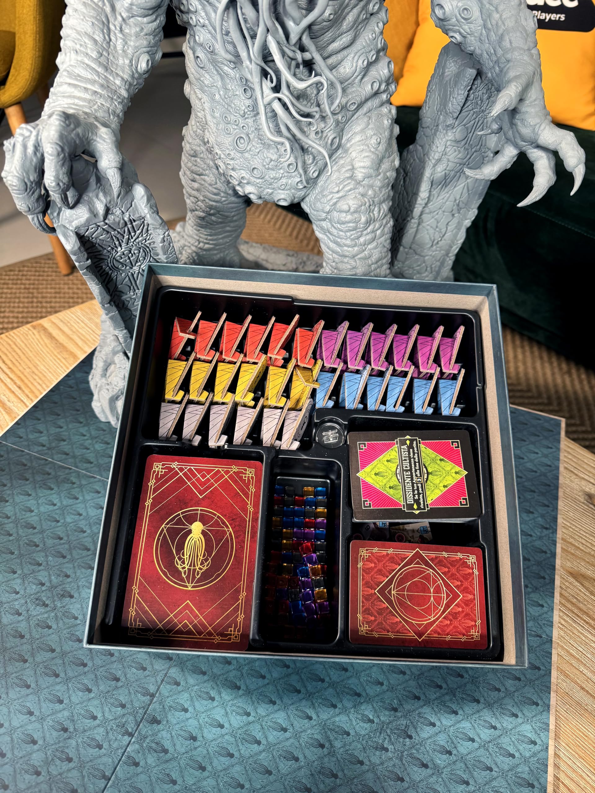 Asmodee – Cthulhu: Dark Providence – Revela la Oscura conspiración Entre Estrategia y Misterio – Juego de Mesa competitivo de Cartas y Control – 1-4 Jugadores – 14+ años – Edición en Italiano