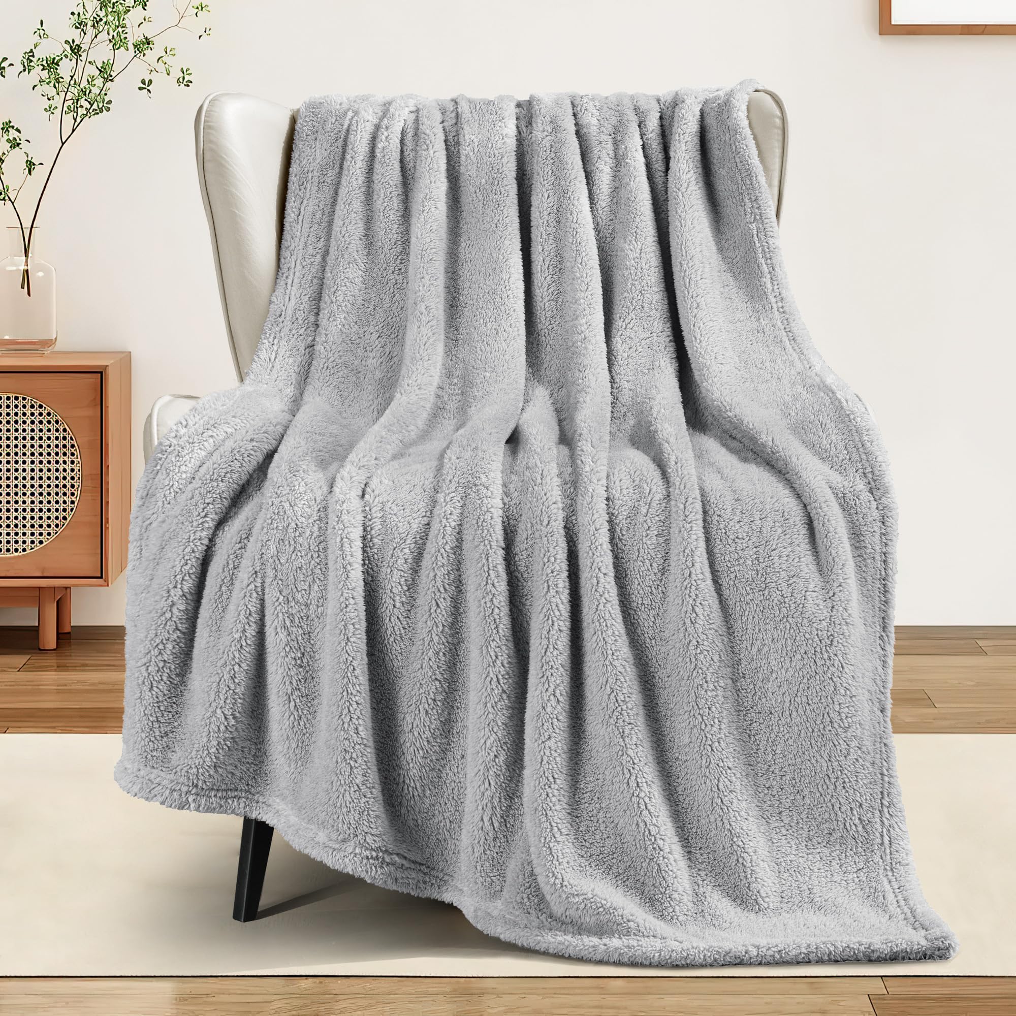 Exclusivo Mezcla Soft Fleece Throw Blanket for Couch, Super Soft Velvet Plush Fleece Blankets, Fuzzy Cozy and Warm for Winter, 50x60 Inches, Light