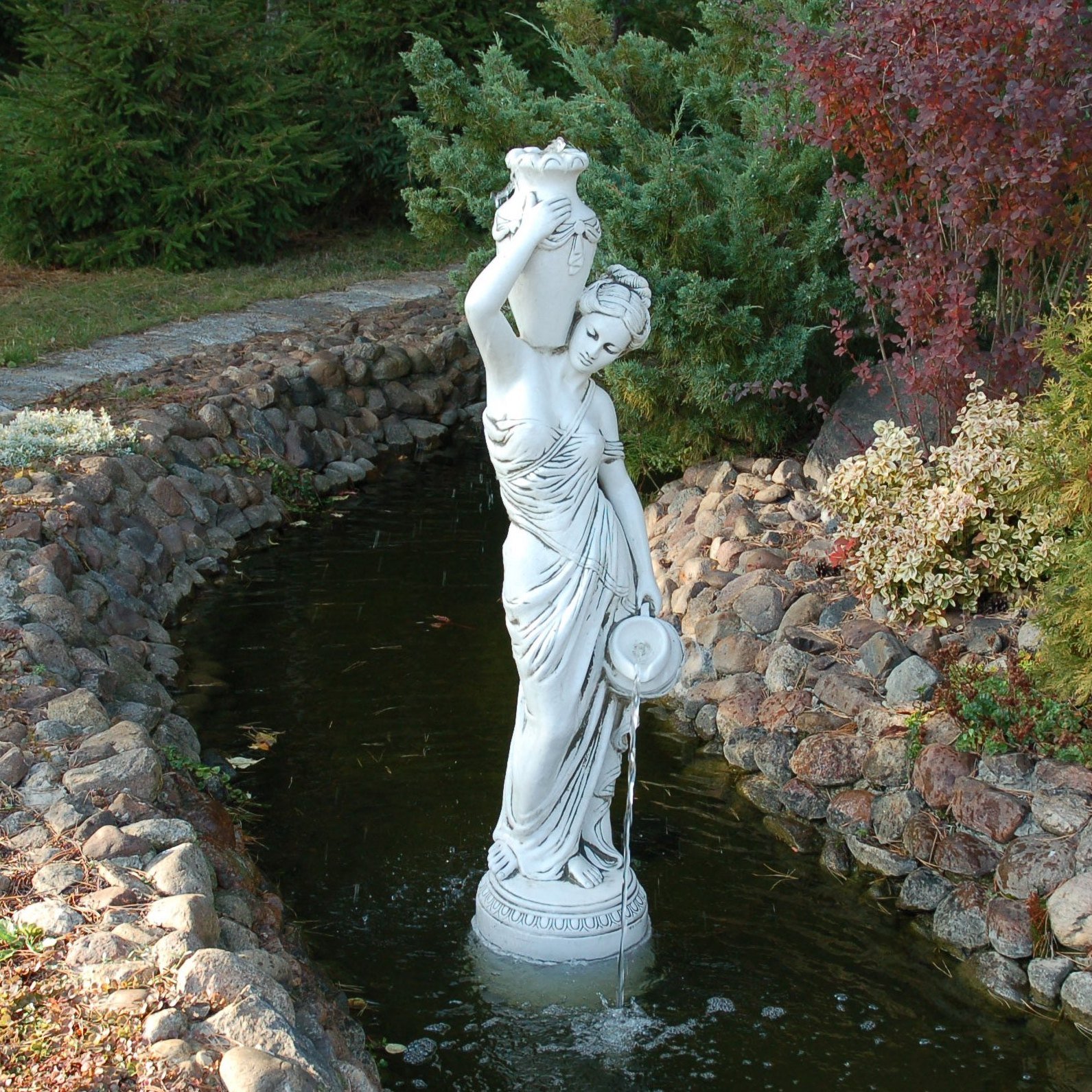 gartendekoparadies.de Maia Titanen-Tochter Statue, 133 cm, 86 kg | Steinfigur mit Wasserlauf, 86 kg, Frostsicher, aus Steinguss, Für Außenbereich