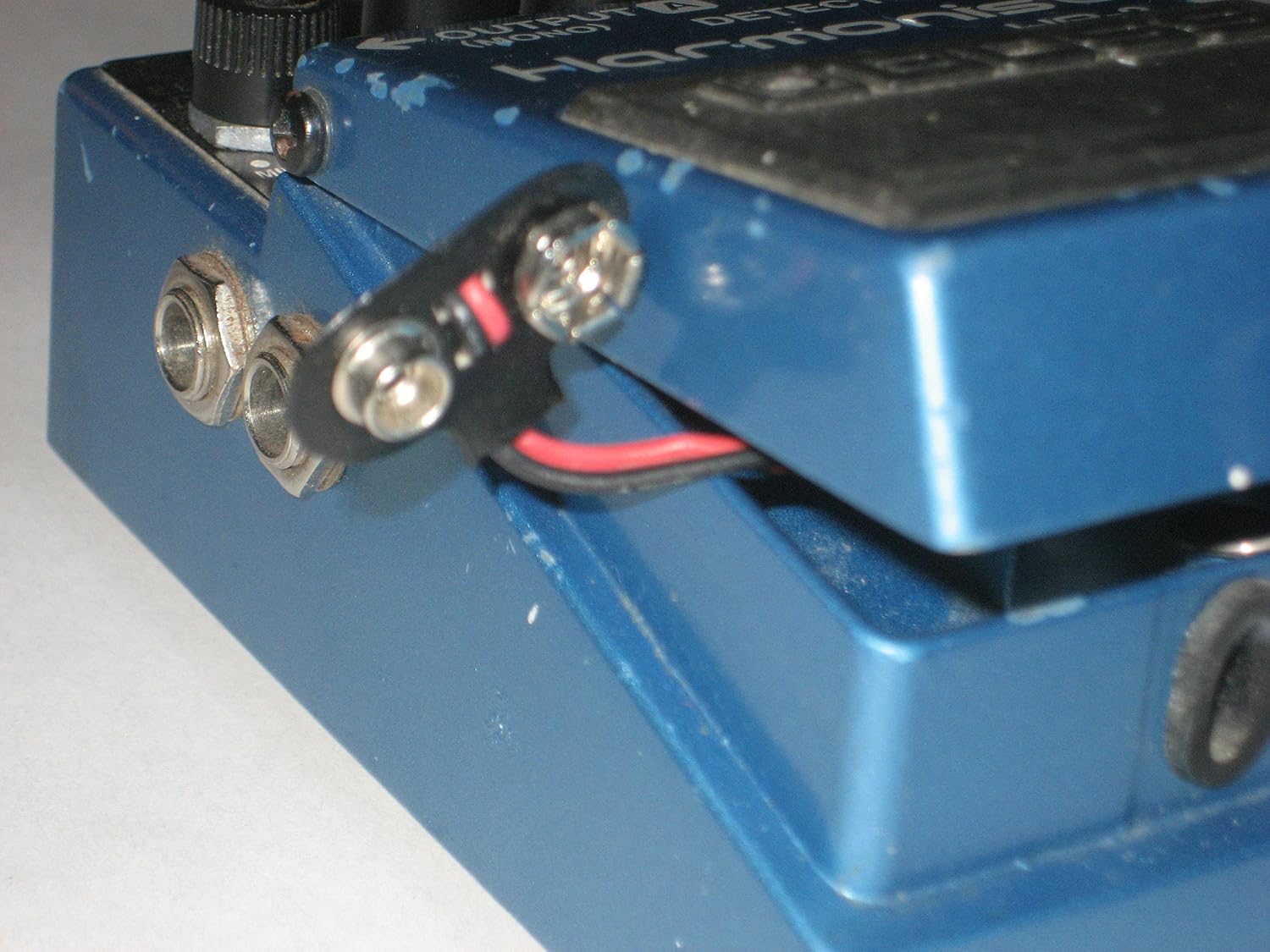 Close-up view of the control knobs on the BOSS HR-2 pedal