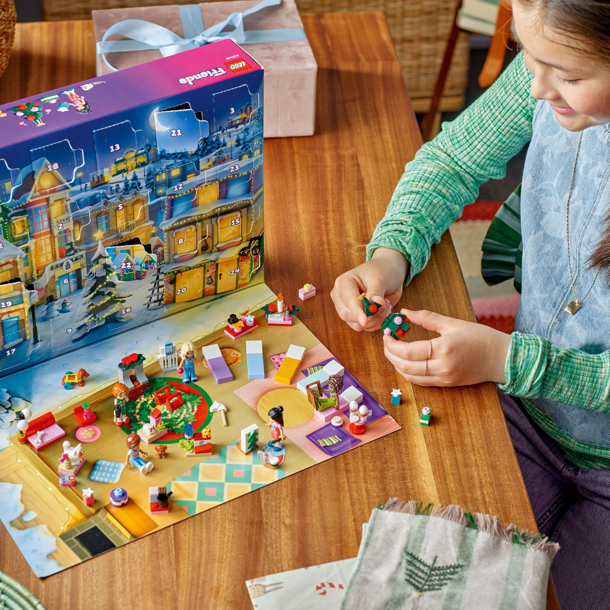 LEGO Friends Calendario de Adviento 2025 para Niñas de 6+ Años - Juguete para la Cuenta Atrás de Navidad con 24 Sorpresas Inc. 5 Mini Muñecas, 5 Figuras de Animales y Accesorios Adorables 42668