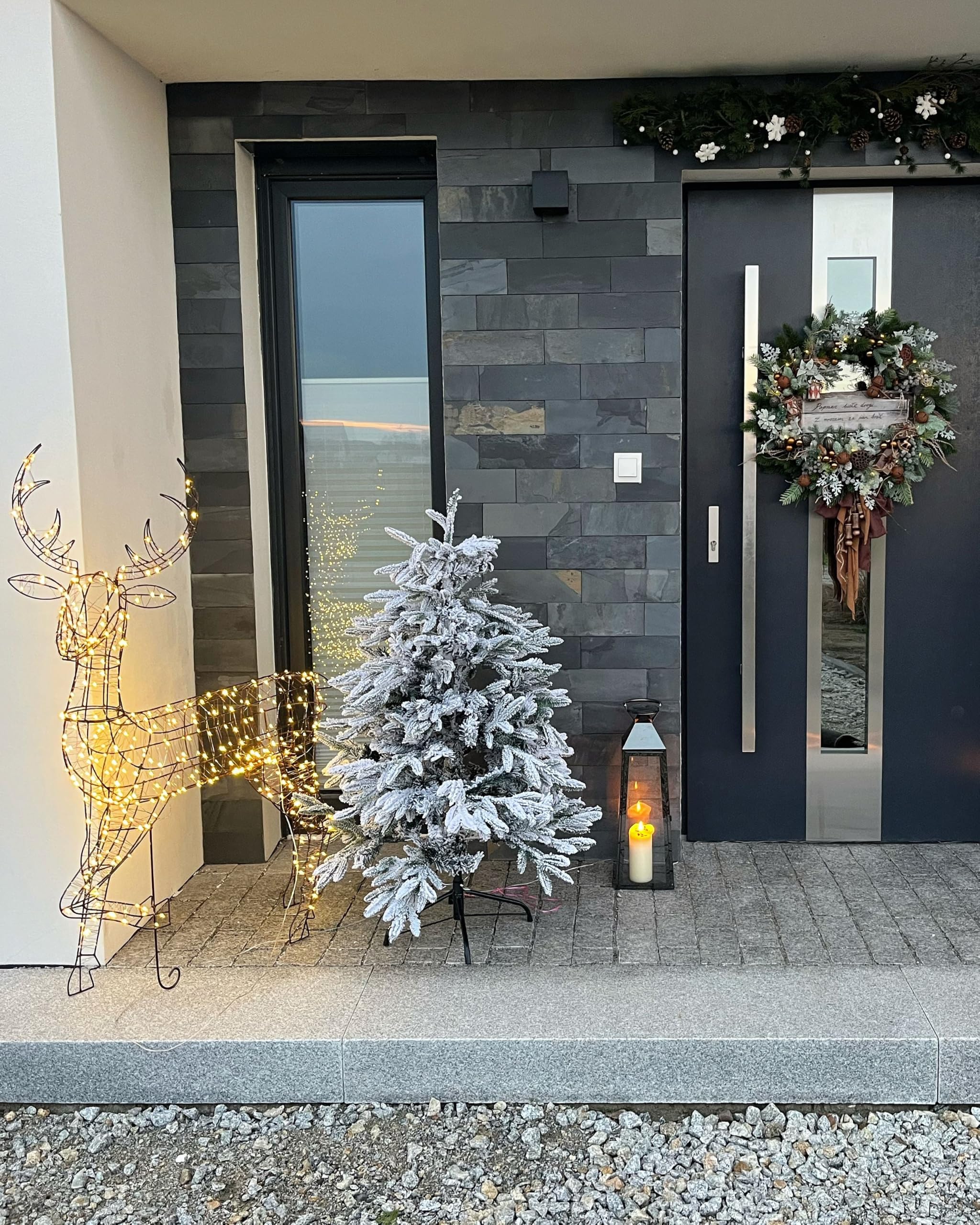 Sapin de Noël Artificiel Effet Neige 120 cm Aspect Naturel et Réaliste Parfait pour Tout Intérieur de Fêtes Beliani
