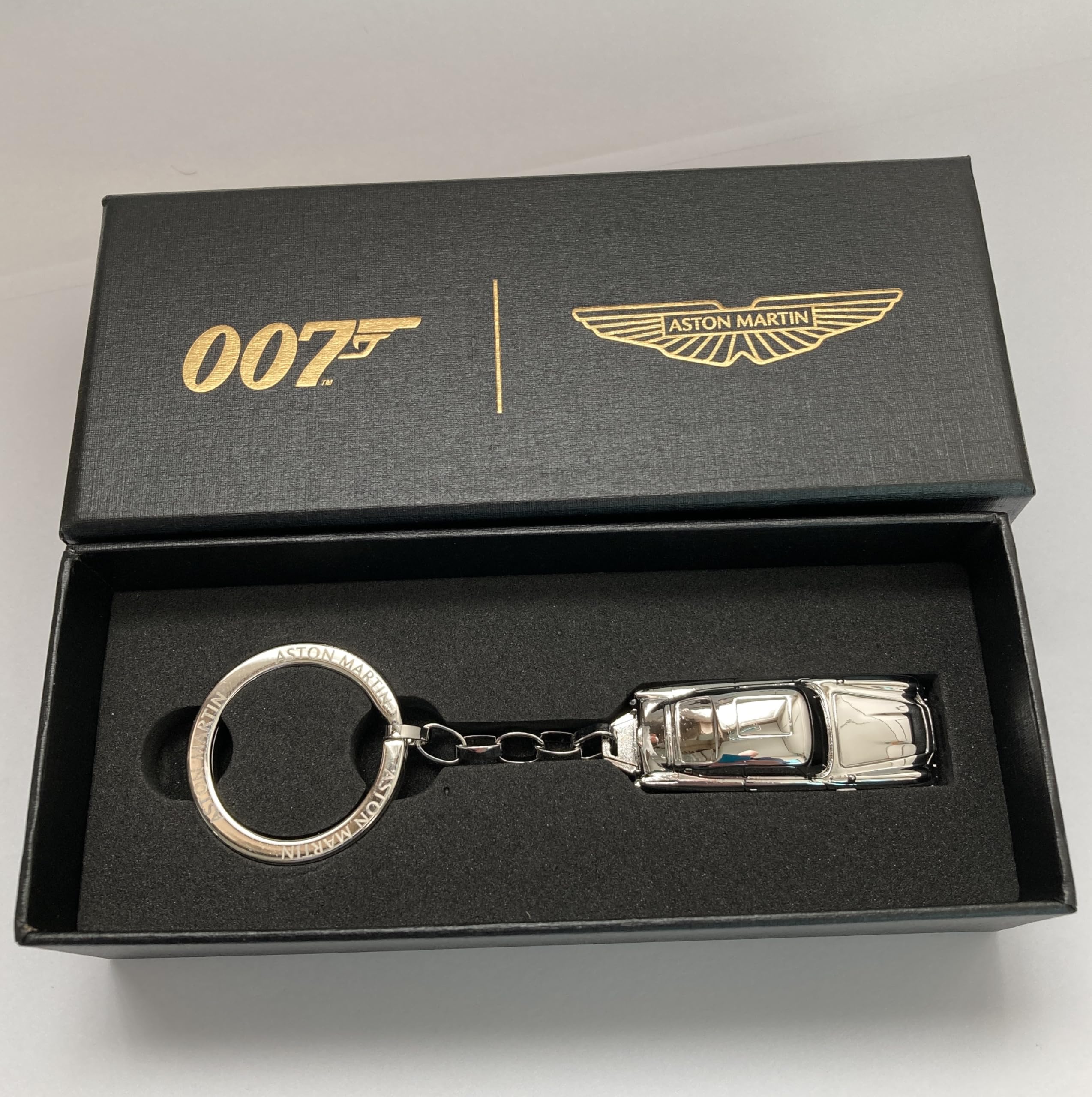 Offizieller Aston Martin DB5 silberner Schlüsselanhänger Bond 00 mit Geschenkbox